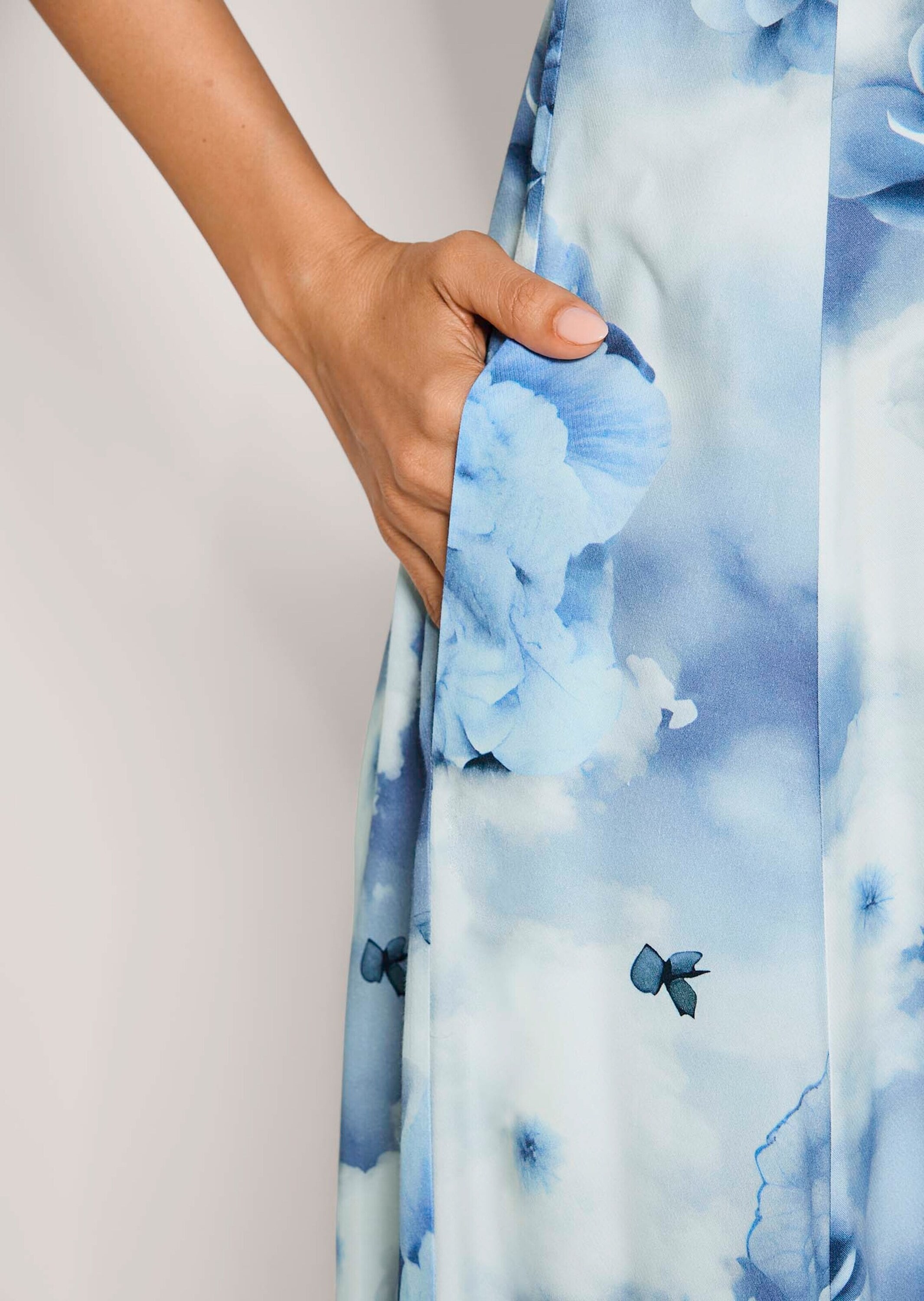 MADELEINE Midikleid »Viskosekleid Druckkleid mit floralem Print« Nahttasche Teilungsnähte