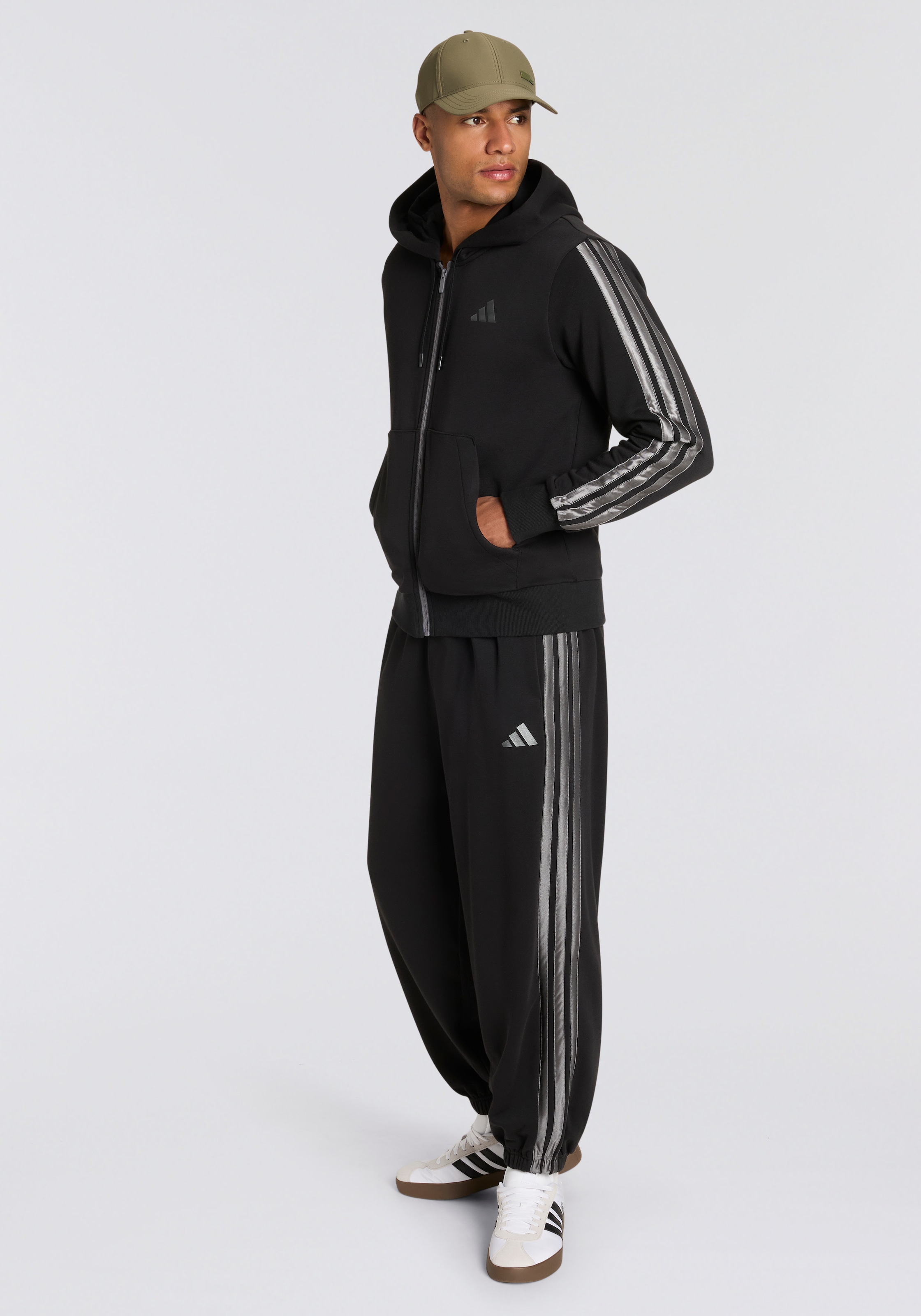 adidas Sportswear Kapuzensweatshirt »HOLIDAY 3-STREIFEN MIT DURCHGEHENDEM REISSVERSCHLUSS«
