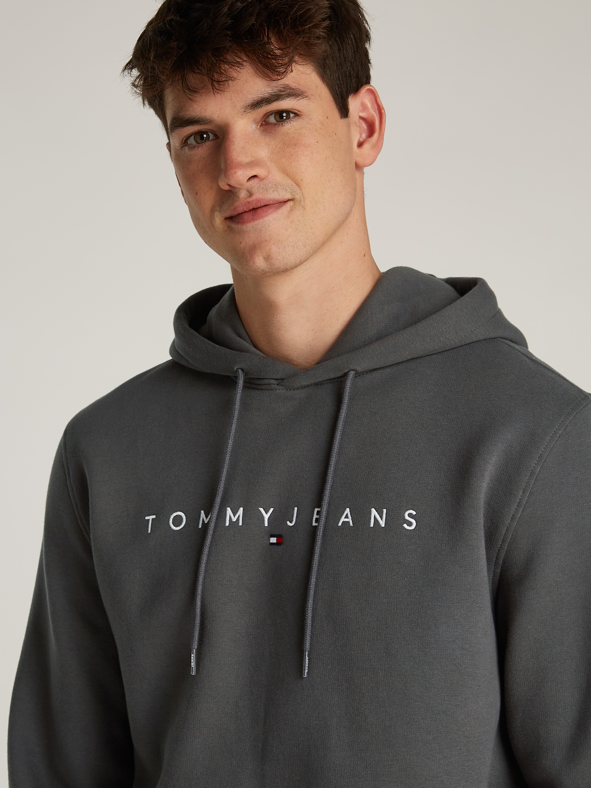 Tommy Jeans Hoodie »TJM REG LINEAR LOGO HOODIE EXT«, mit Logo-Stickerei