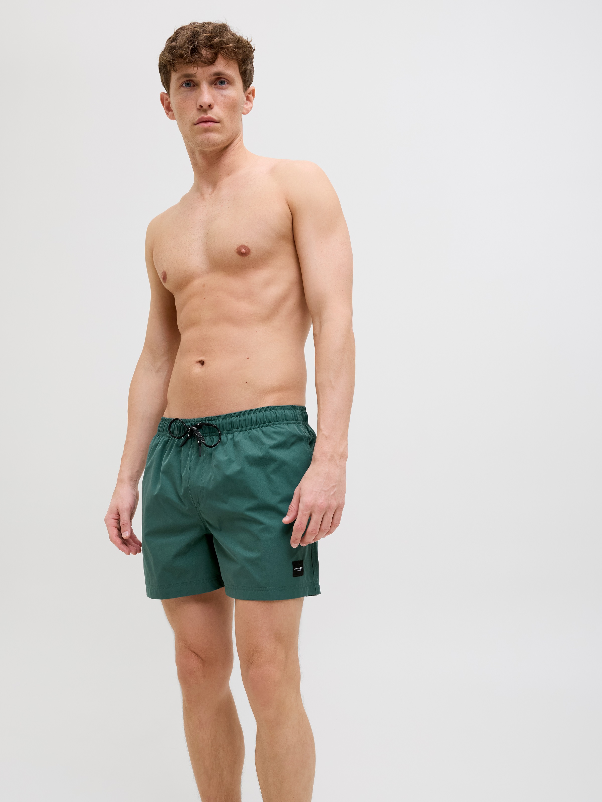 Jack & Jones Badeshorts »JPSTMAUI Badeshort mit elastischem Bund und normalem Schnitt«, unifarben, modisch, slim fit, Polyester