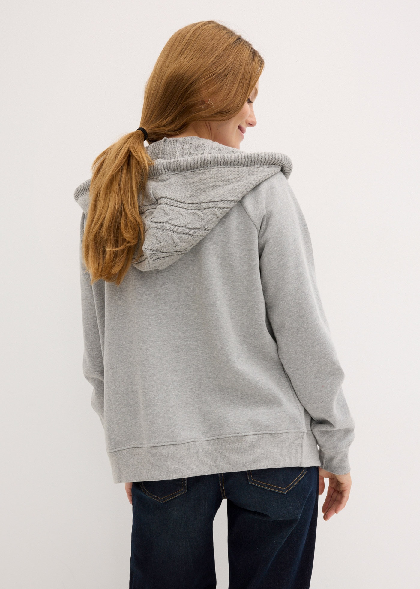 bonprix Kapuzensweatjacke »Sweatjacke mit Strickkapuze und Tasche« mit Strickkapuze