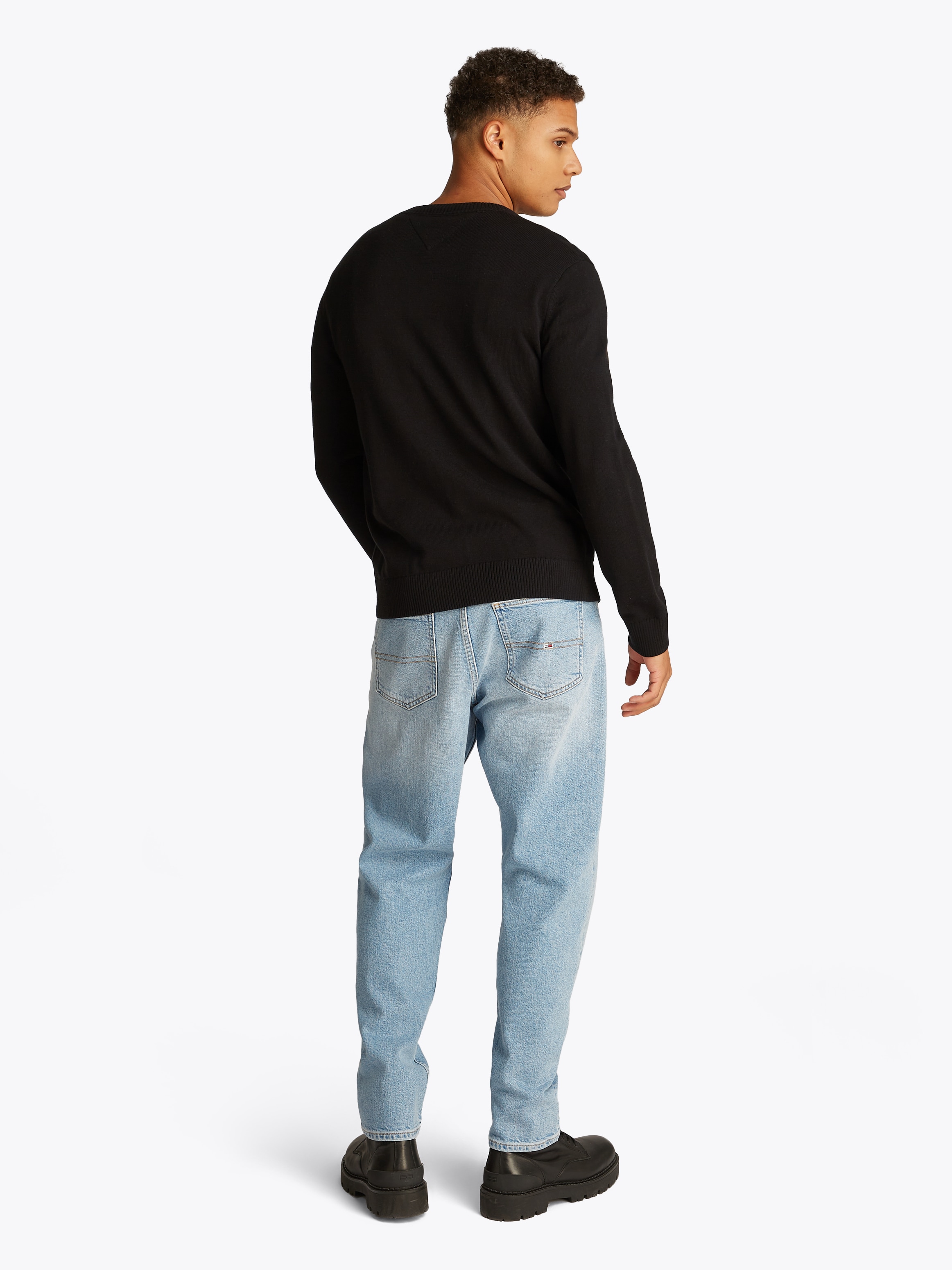 Tommy Jeans Rundhalspullover »TJM SLIM ESSENTIAL LIGHT SWEATER«, mit Flag-Patch