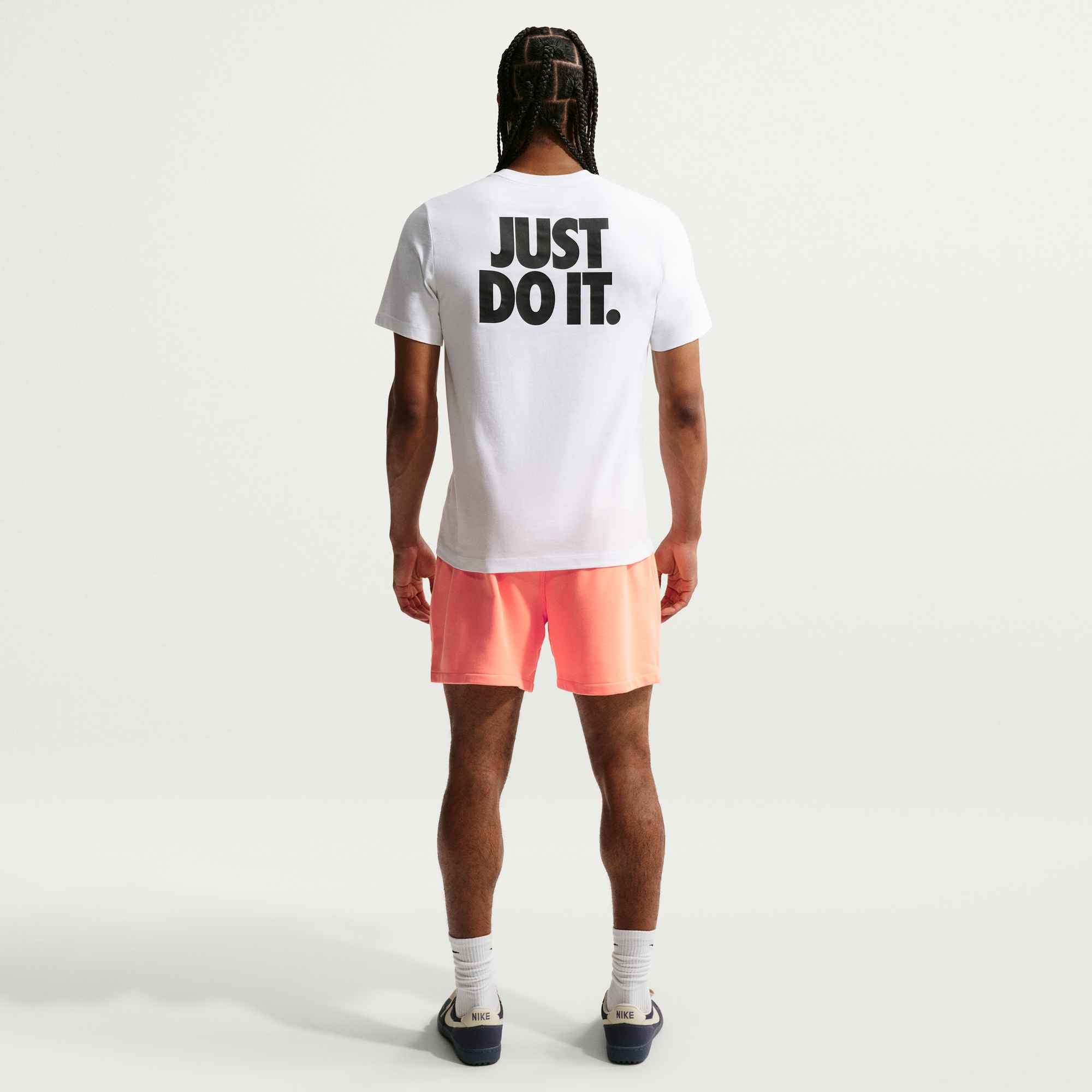 Nike T-Shirt »Nike Sportswear T-Shirt« mit sportlichem Rückenprint, hüftbedeckende Länge, Kurzarm, Rundhals