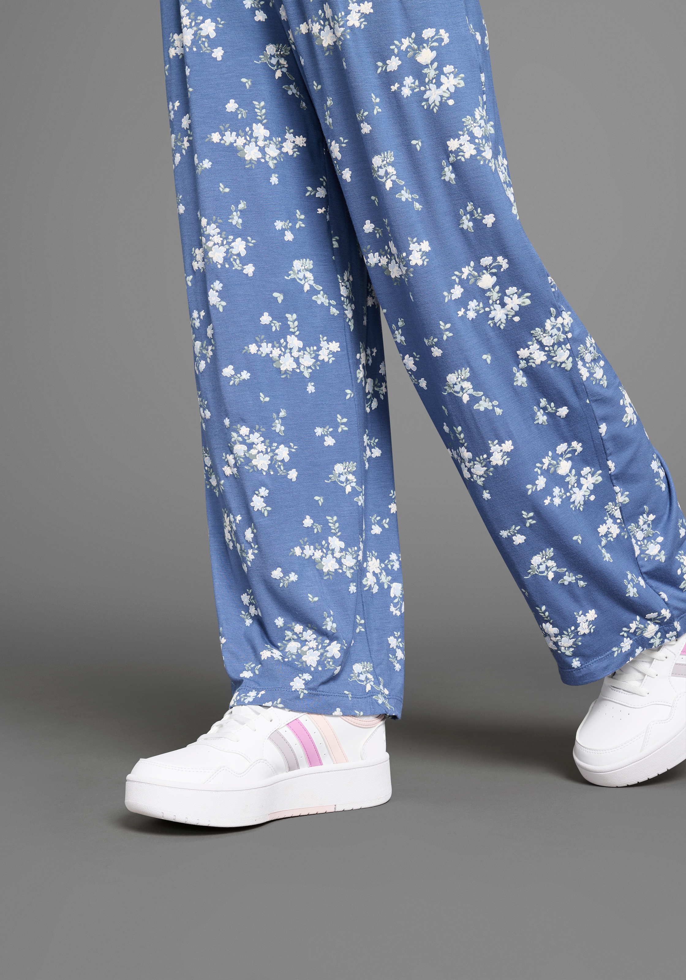 KIDSWORLD Schlupfhose »Viskose-Hose im Blumenmuster«, Trendige Hose mit Blumenmuster