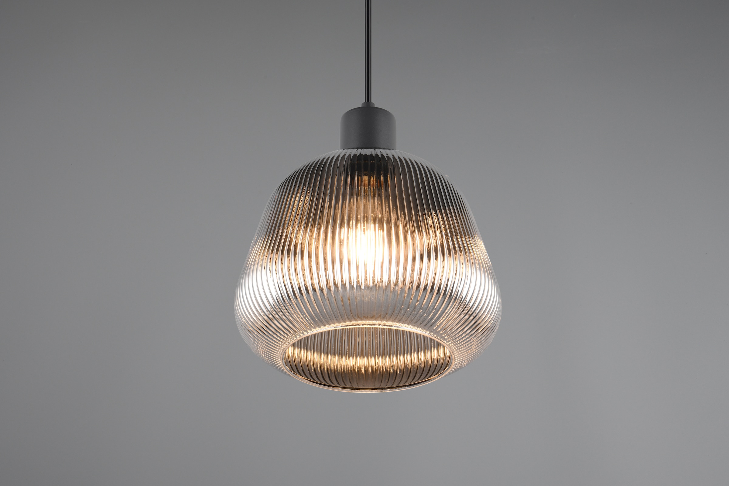 TRIO Leuchten Pendelleuchte »TARIFA, 1-flammige Hängeleuchte exkl 1xE27 max 25W, Glas Hängelampe« E27 1 Stk. warmweiß - kaltweiß höhenverstellbar max 150cm Glas in Riffeloptik und leicht verspiegelt