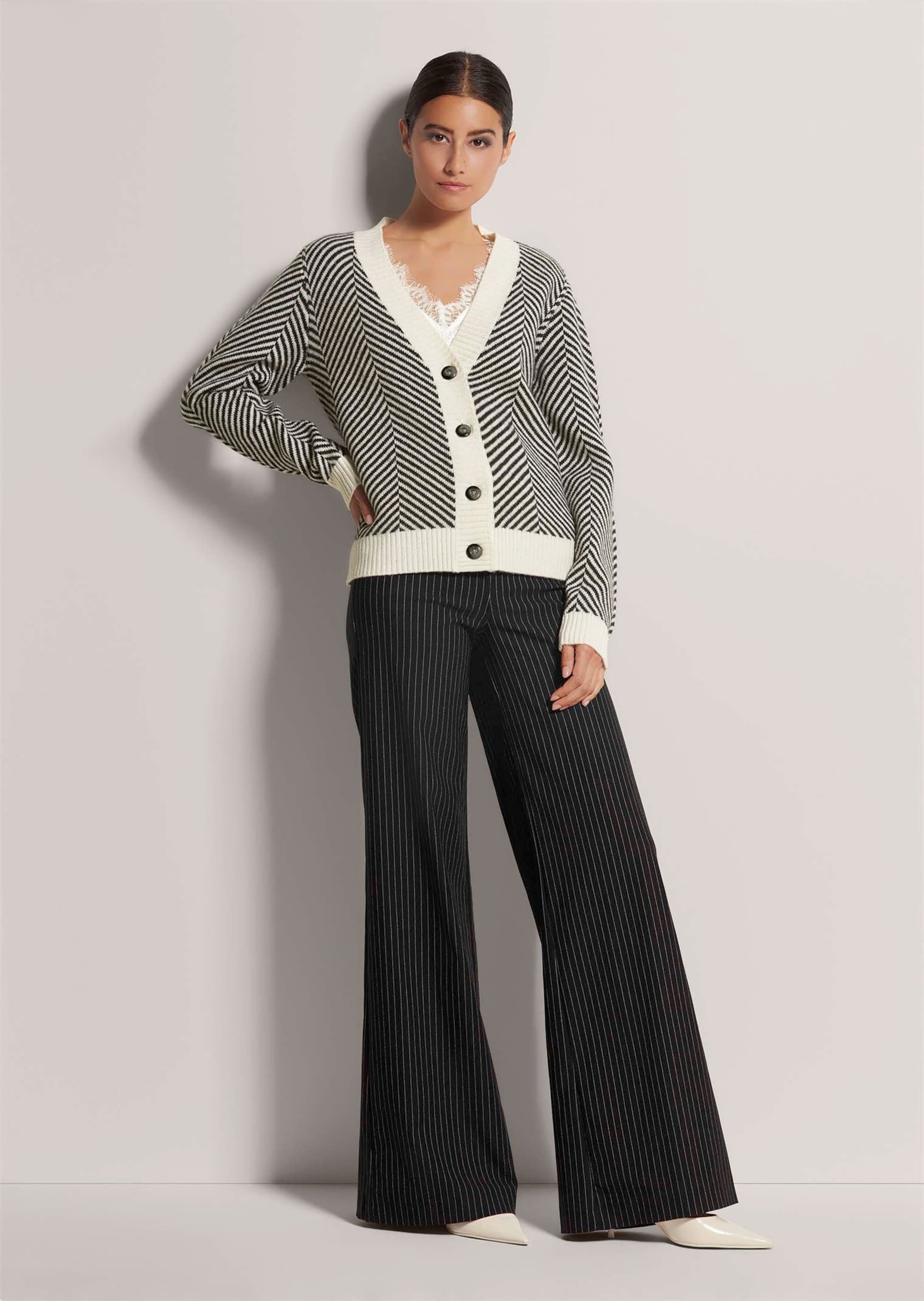 MADELEINE Strickjacke »Strickjacke Cardigan aus Schurwolle mit V-Ausschnitt« Strickjacke mit Jacquardmuster