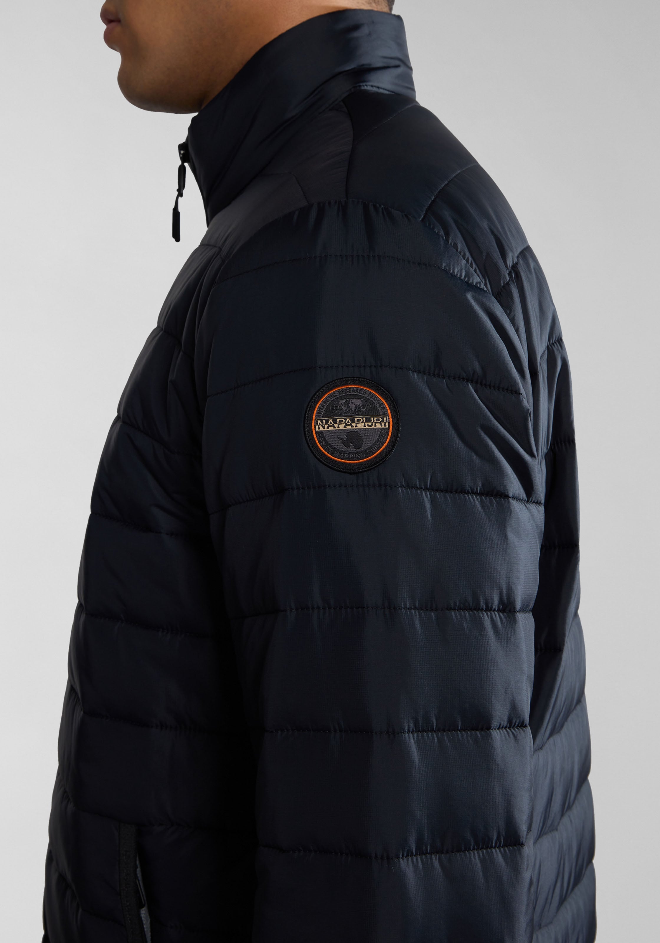 Napapijri Steppjacke, ohne Kapuze, Mit Markenlabel an der Seite und innen; mit Stehkragen