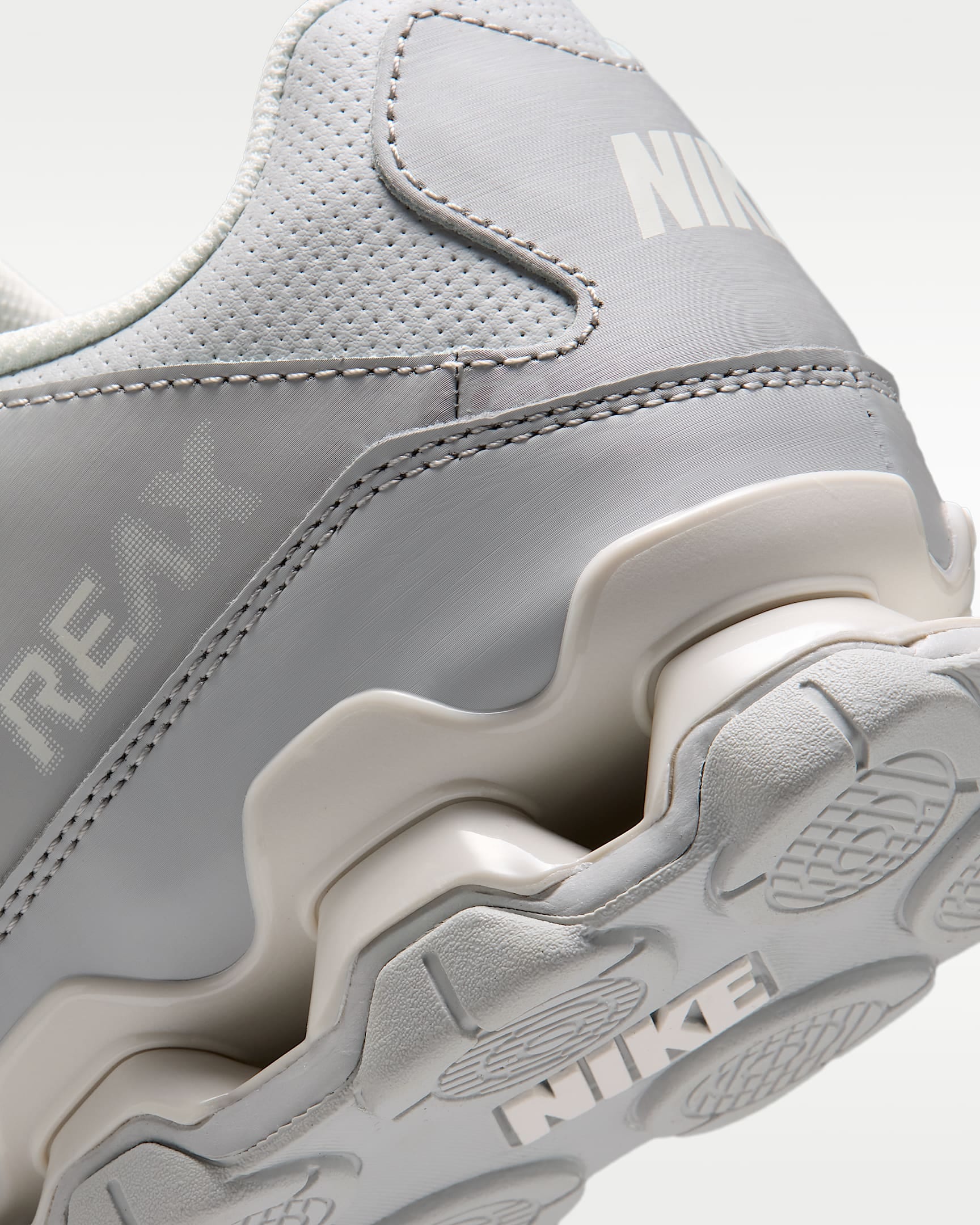 Nike Trainingsschuh »Reax 8 TR«  inspiriert vom Design des Nike Shox TL