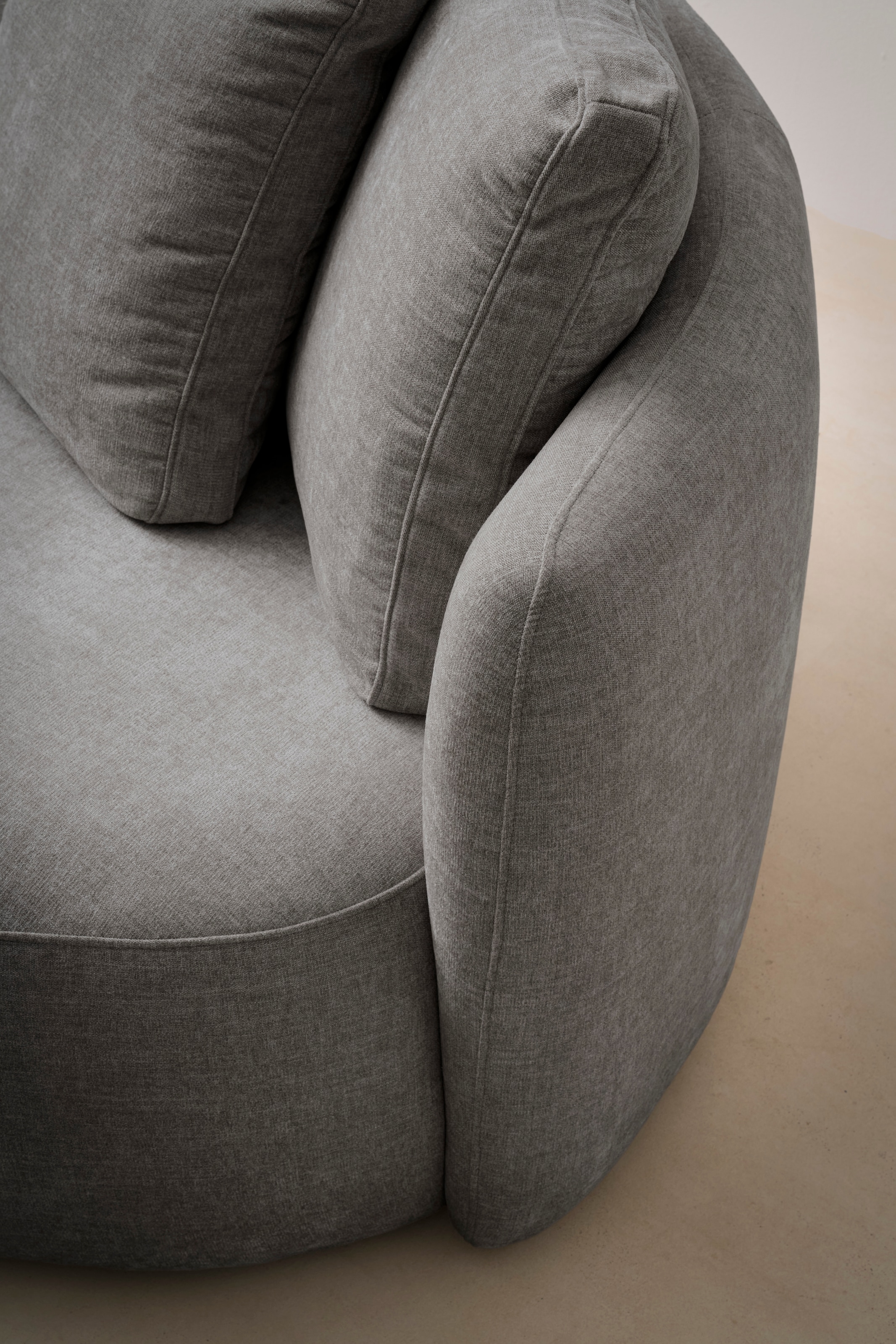 OTTO home 2,5-Sitzer »Kaarl, rundes Loungesofa, Sofa mit Kissen, perfekt gepolstert« Webstoff, in fünf Farben, zeitloses Design, inkl. 5 Rückenkissen