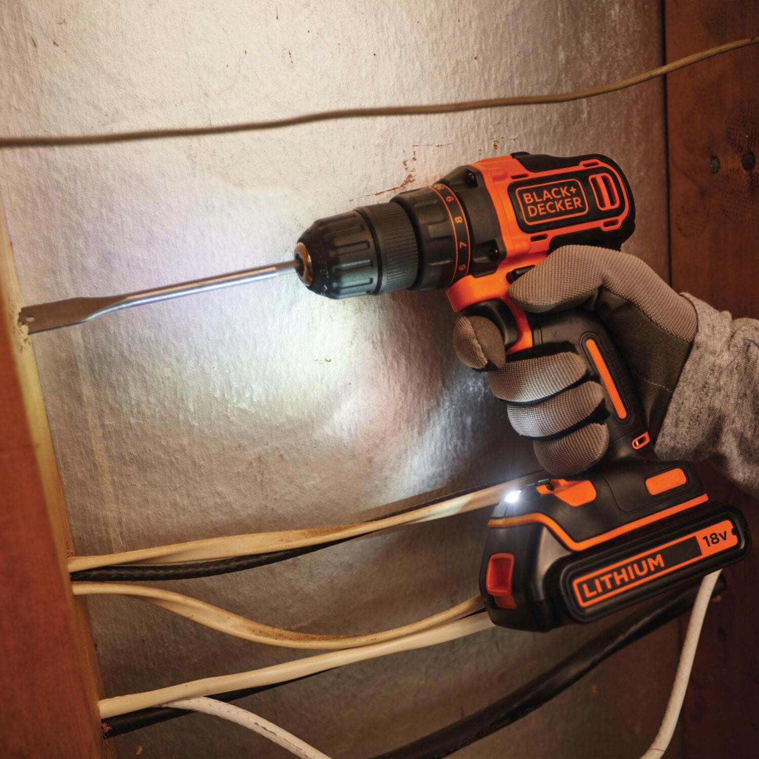 Black + Decker Akku-Bohrschrauber »BDCDD186K«, (Set, 4 tlg.), inkl. Akku, Ladegerät, 1x Doppelbit, Koffer