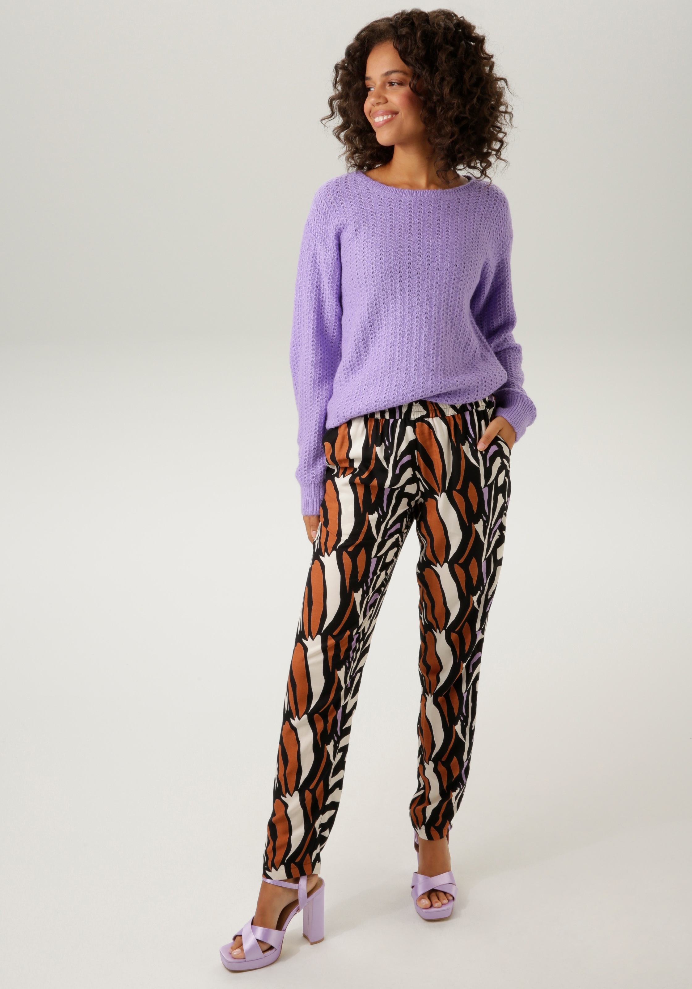 Aniston CASUAL Schlupfhose, mit trendfarbenen, graphischen Druck