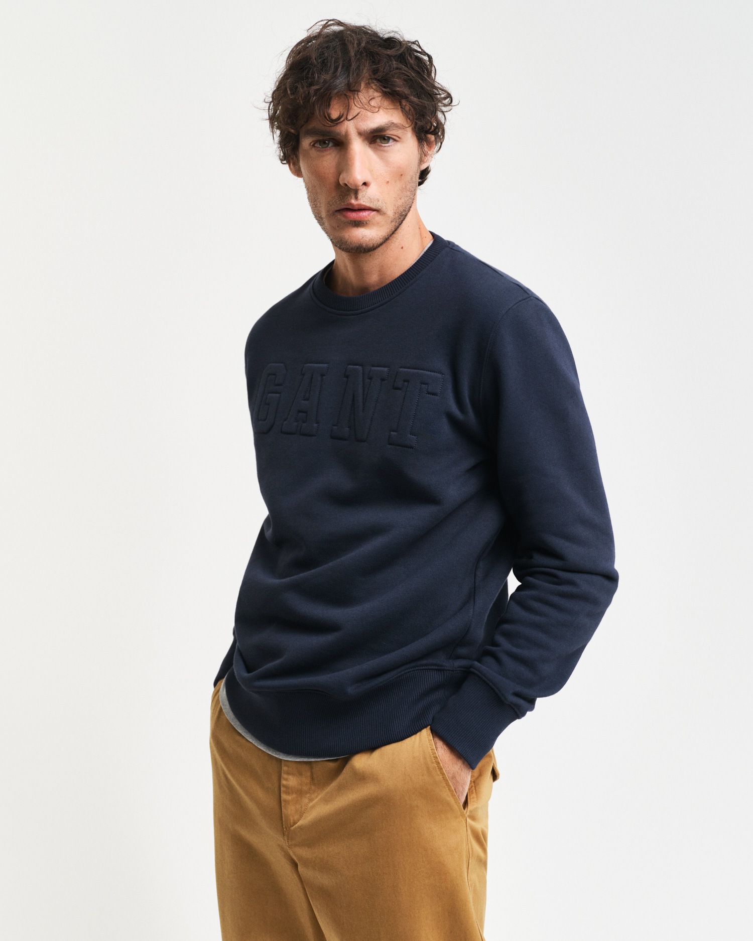 Gant Sweatshirt »EMBOSSED C-NECK SWEAT«, eine erhabene GANT-Grafikprägung auf der Brust
