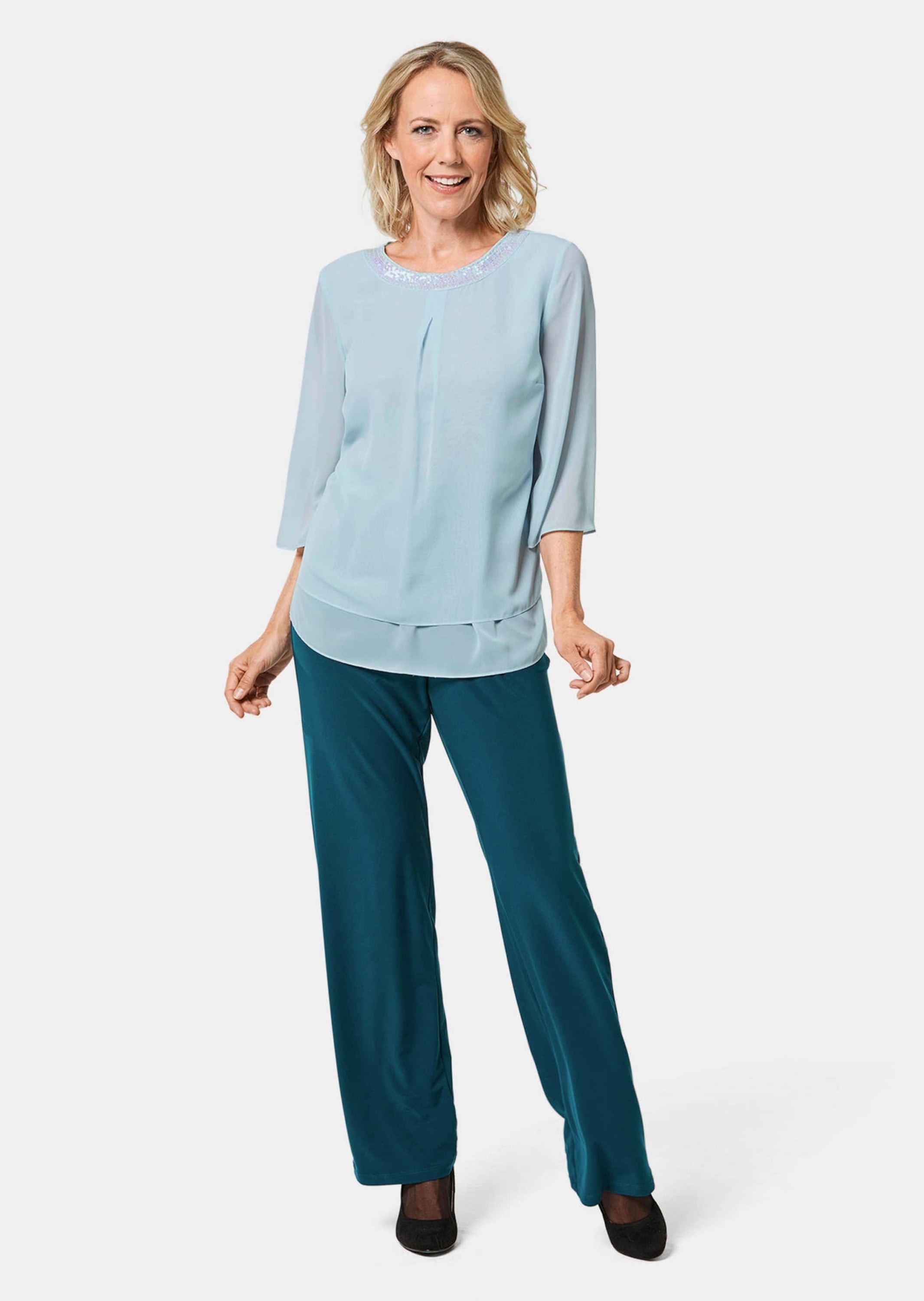 GOLDNER Kurzarmbluse »Kurzgröße Luftige Chiffonbluse mit Pailletten« Mit Pailletten und Perlen am Ausschnitt