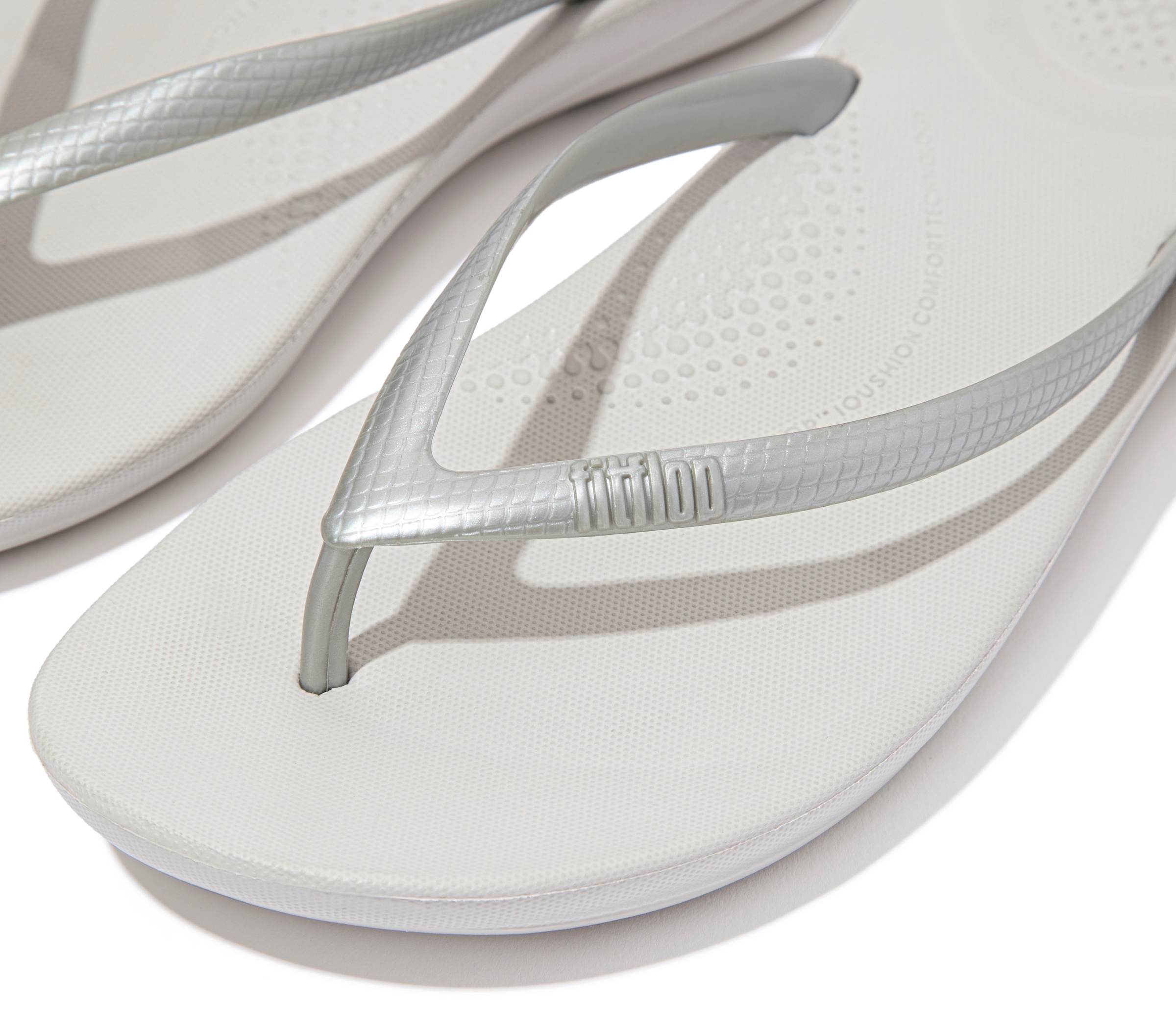 Fitflop Zehentrenner »IQUSHION«, Keilabsatz, Sommerschuh, Schlappen in schmaler Form
