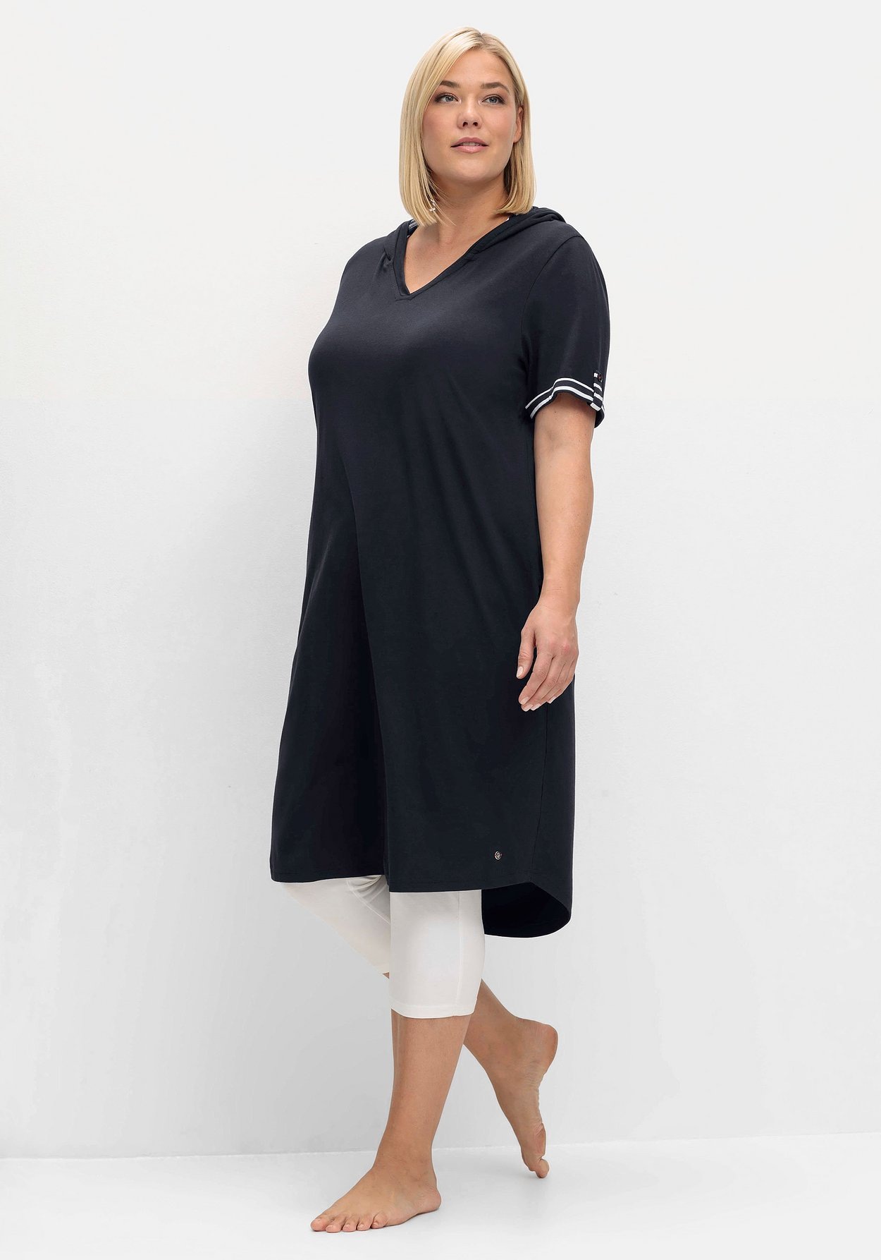 Sheego Shirtkleid »Kapuzenkleid mit Kontrastdetails und längerem Rücken«