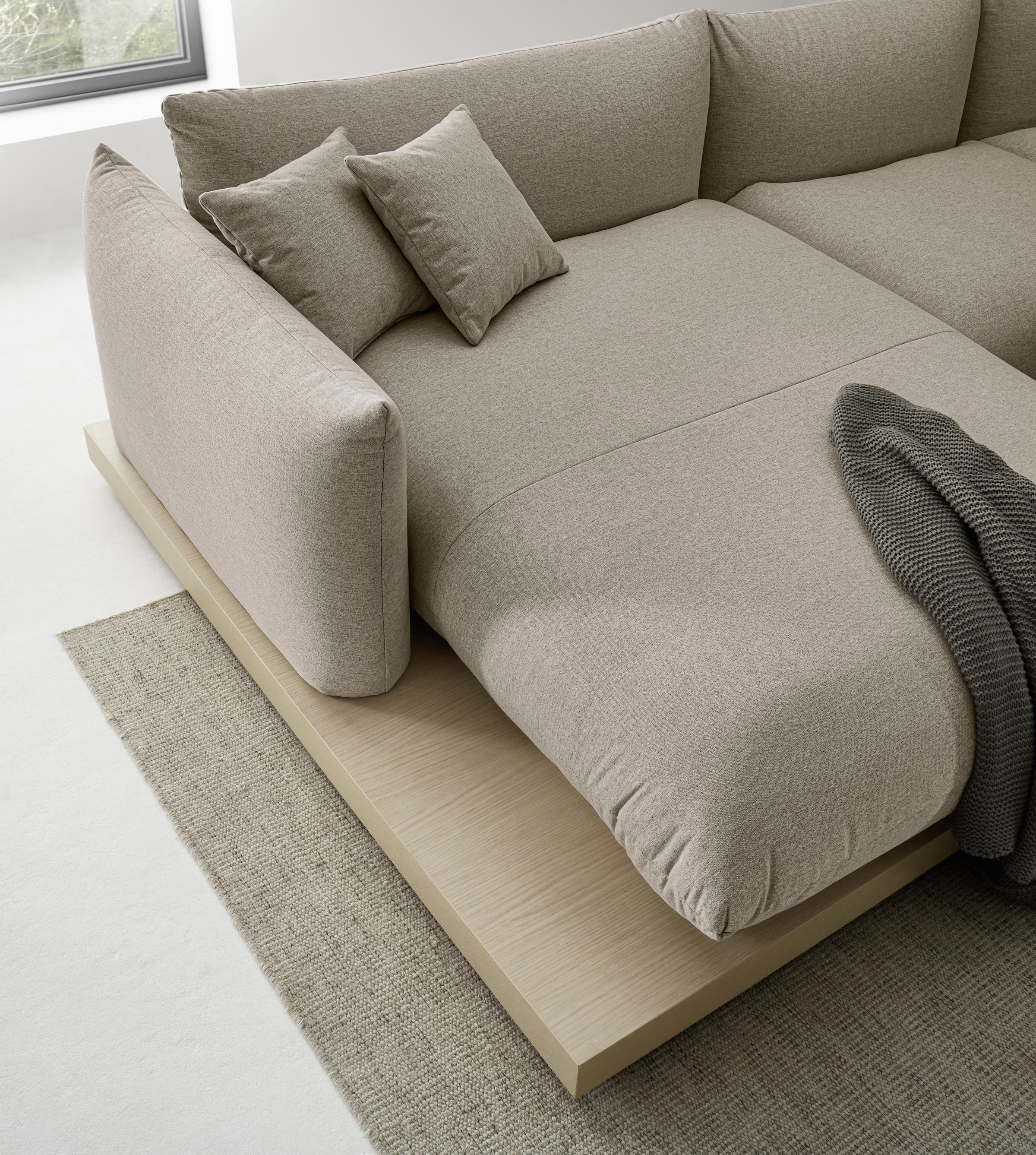 OTTO home Ecksofa »Kalix L-Form, 323 cm - OTTO. Verlässliche Qualität.« Designsofa, auf Holzplateau, Strukturstoff, hoher Sitzkomfort