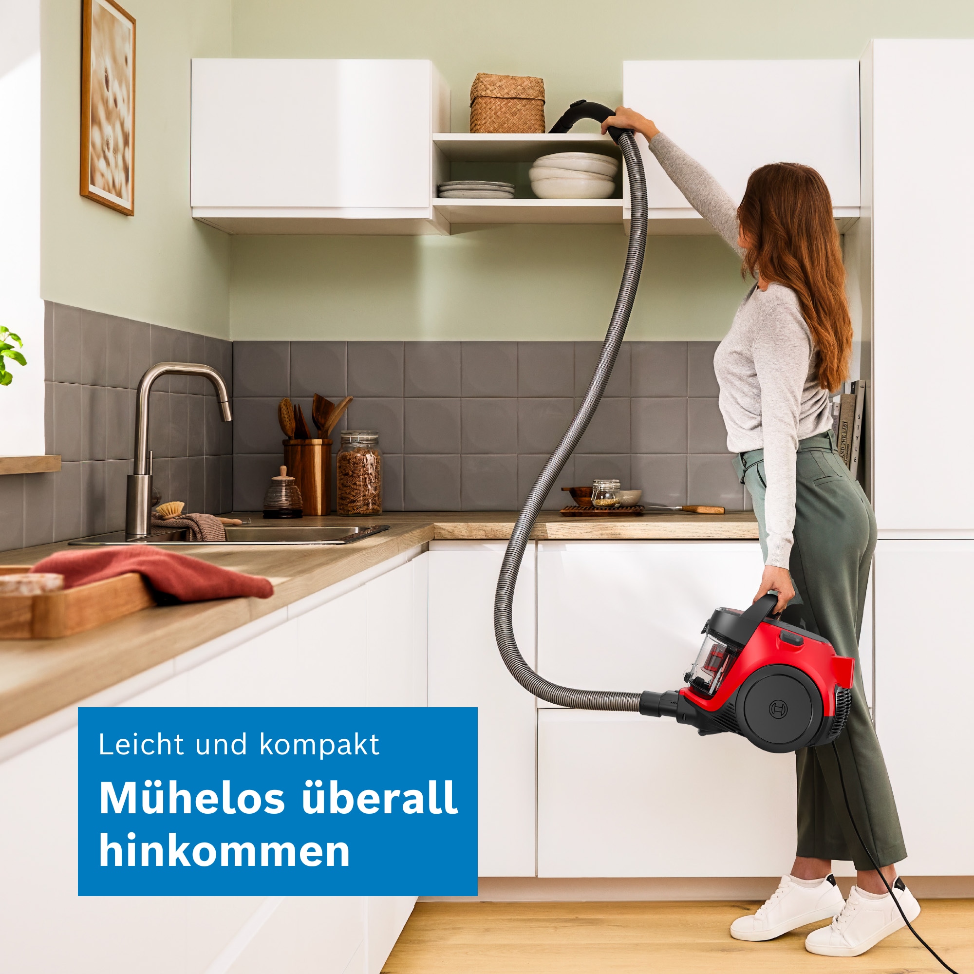 BOSCH Bodenstaubsauger »Serie 2 BGS05LRD2, Hygiene-Filter, kompakt, platzsparend, leicht« 700 W beutellos hohe Saugkraft, 2in1 Möbel- und Fugendüse, Polsterdüse, 700 W, rot