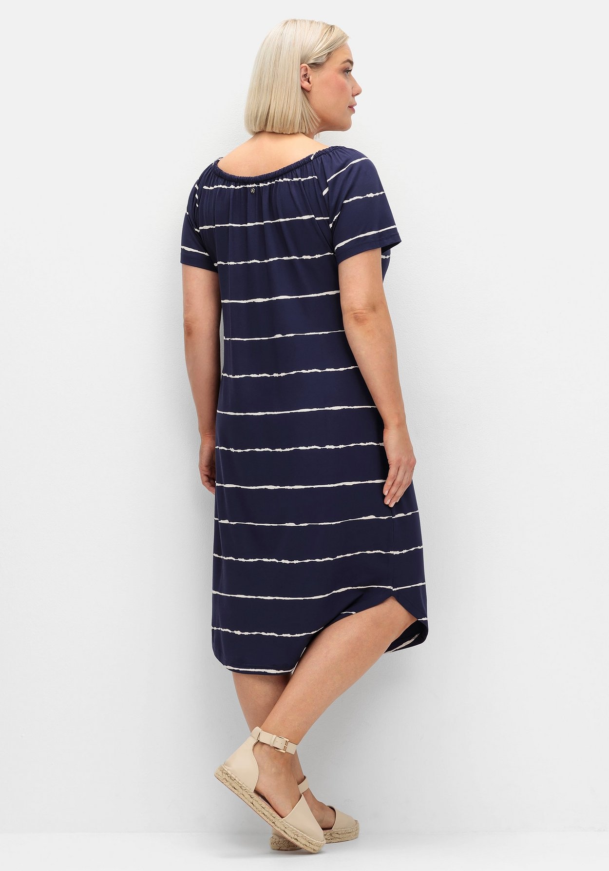Sheego Jerseykleid »Streifenkleid mit Carmenausschnitt und rundem Saum«