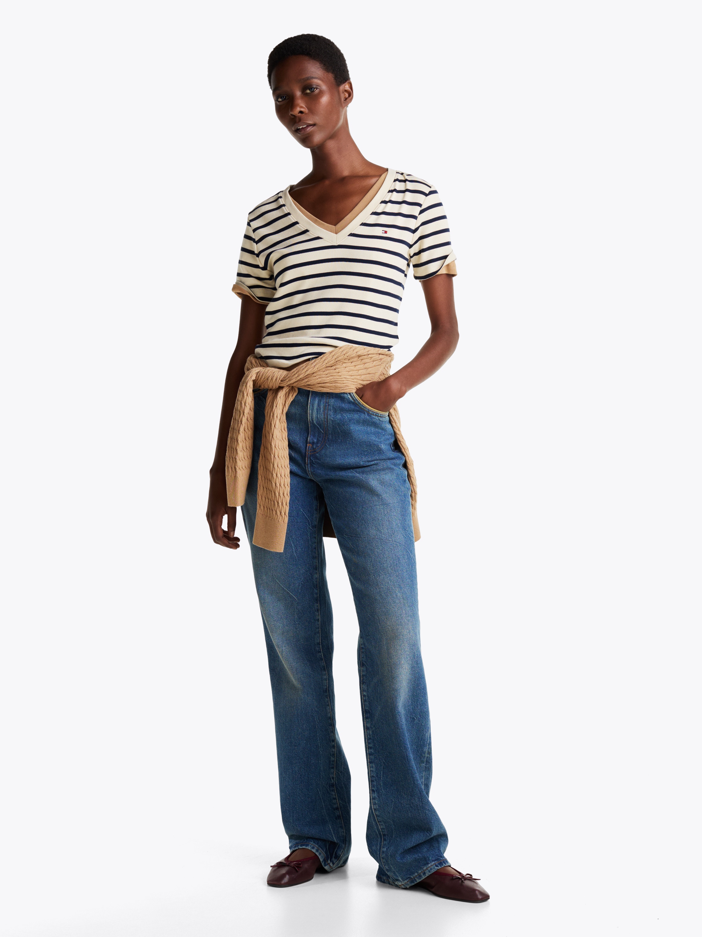 Tommy Hilfiger T-Shirt »SLIM CODY V-NK SS mit V-Ausschnitt und Streifen«, gestreift, casual, slim fit, Baumwolle, V-Ausschnitt