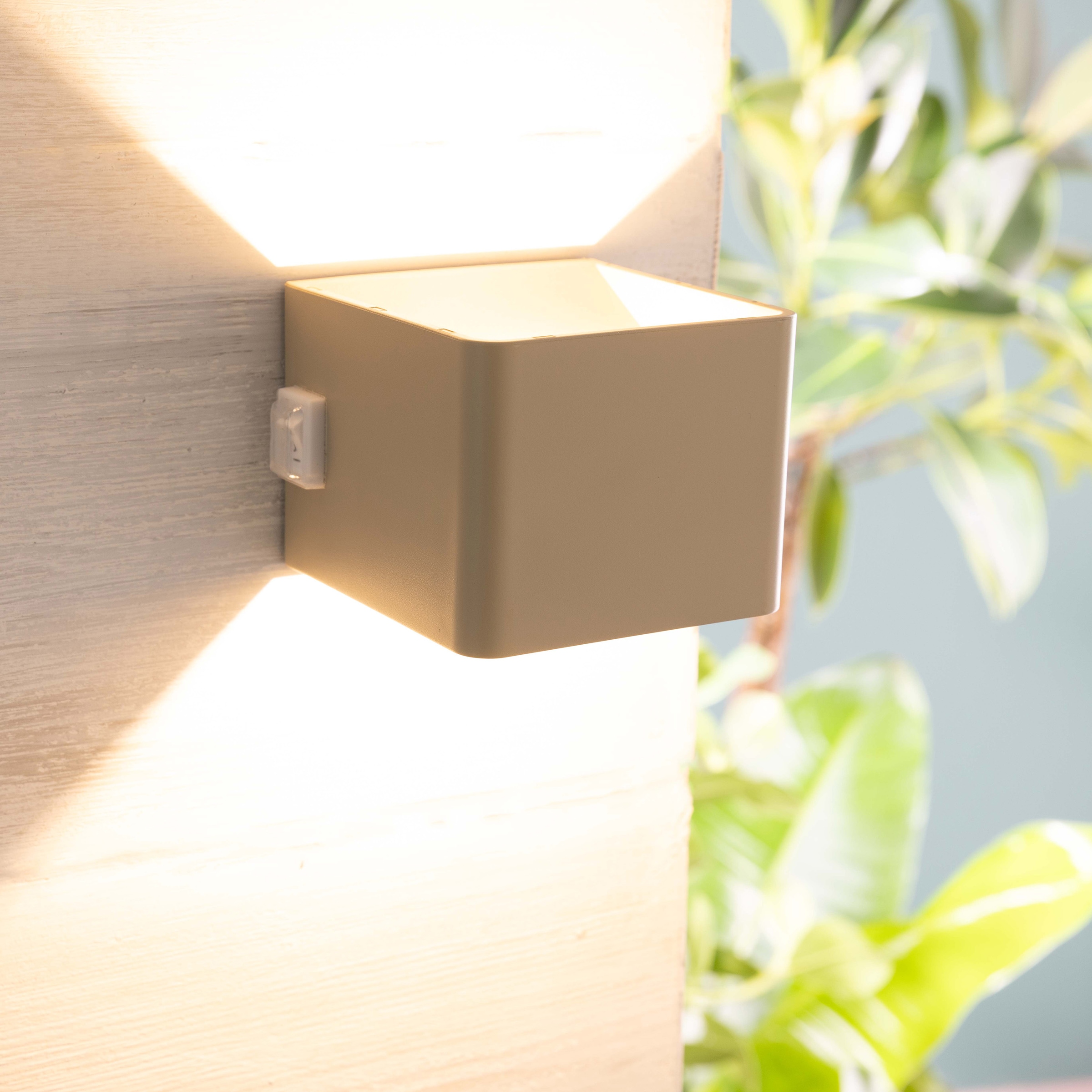 Brilliant Außen-Wandleuchte »Iseo - portable Akkuleuchte inkl. Magnetplatte« LED-Modul 1 Stk. Warmweiß Akku, 300 lm, 3000 K, USB, schwarz, mobile Außenlampe, Wandlampe