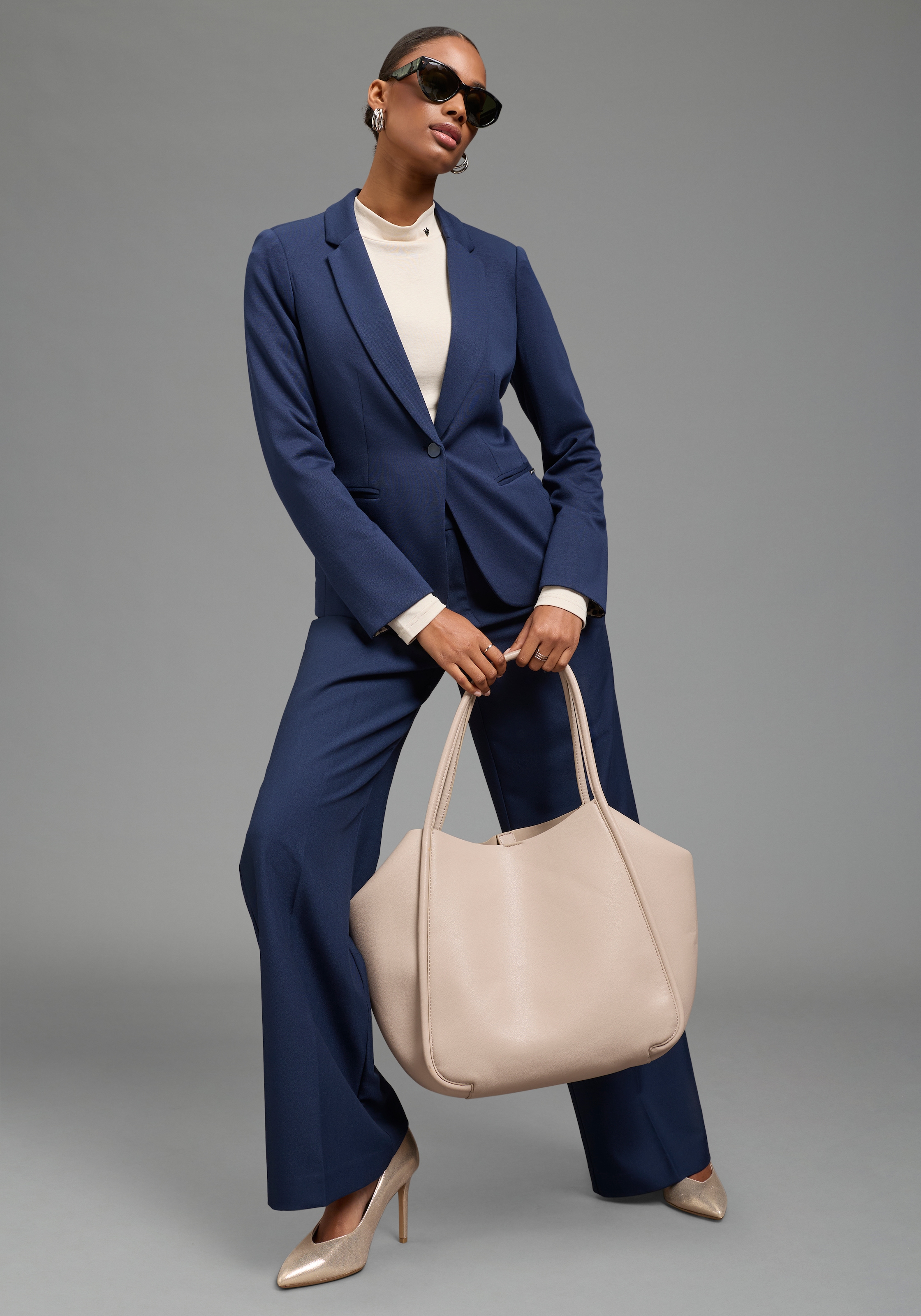 Bruno Banani Kurzblazer hüftlange Schnittform, figurbetonte Passform, mit Markenlabel