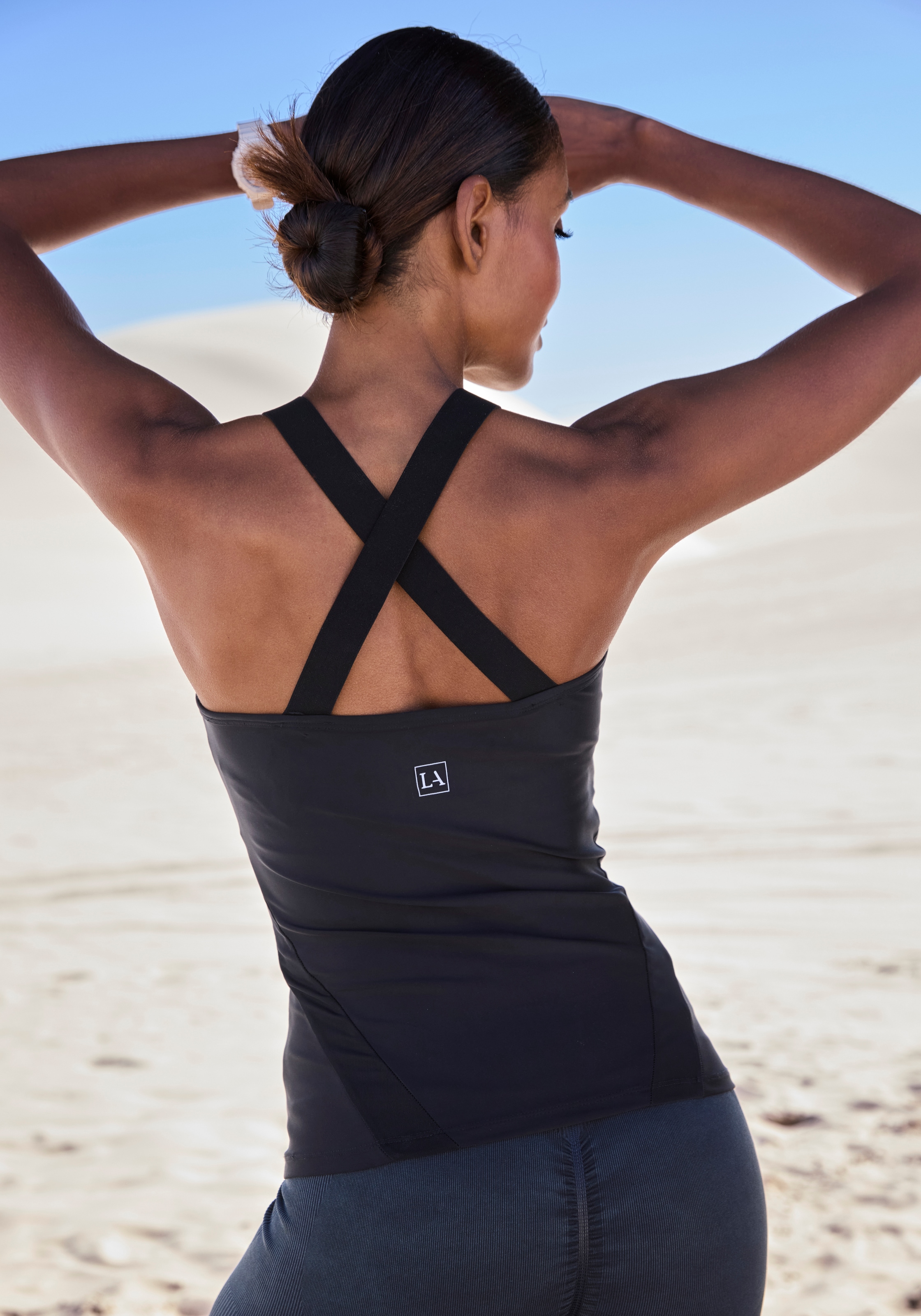LASCANA ACTIVE Sporttop mit Mesh-Einsatz und gekreuzte Träger im Rücken