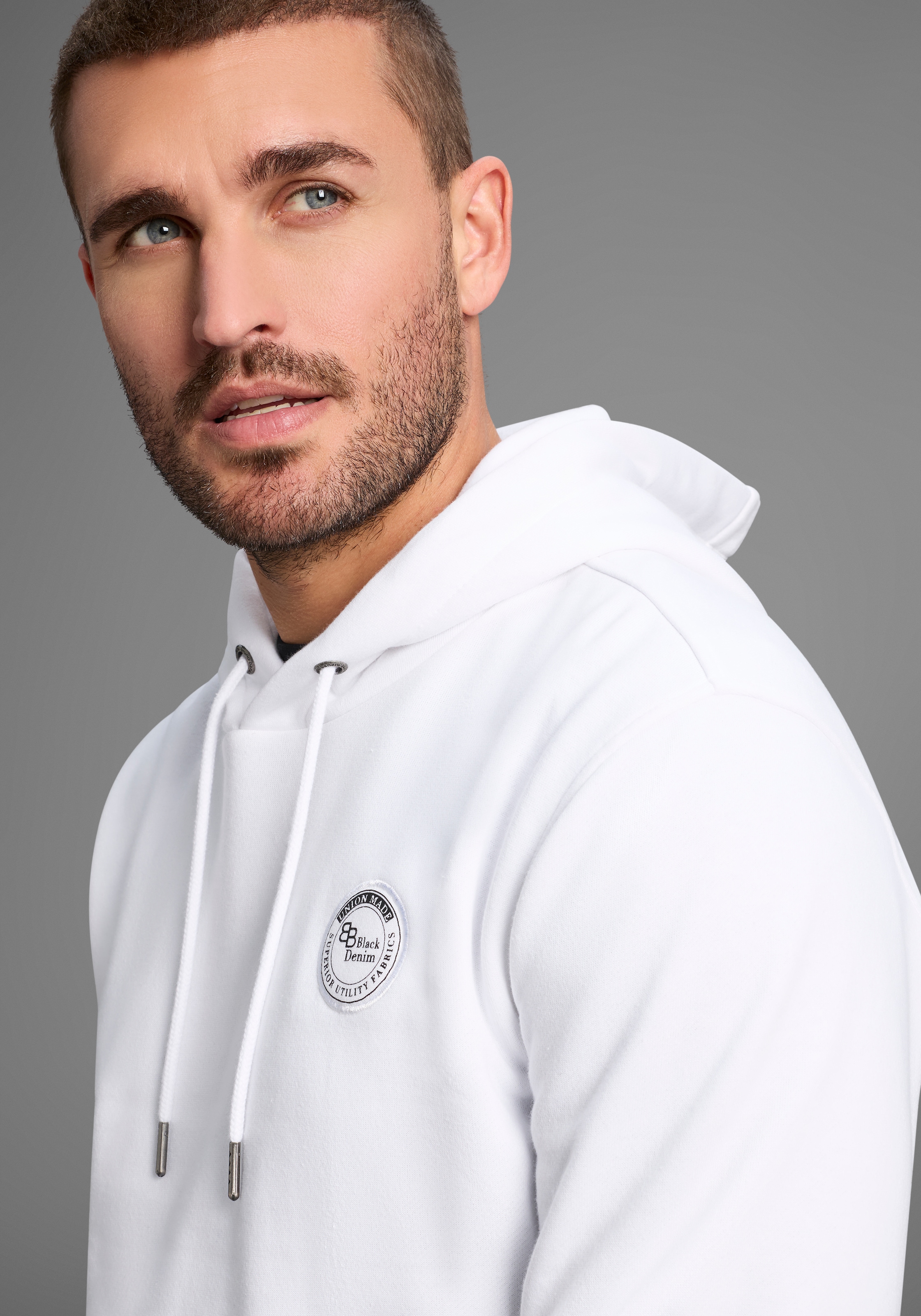 Bruno Banani Kapuzensweatshirt , langärmlig,  schmal geschnitten,  bedrucktes Design
