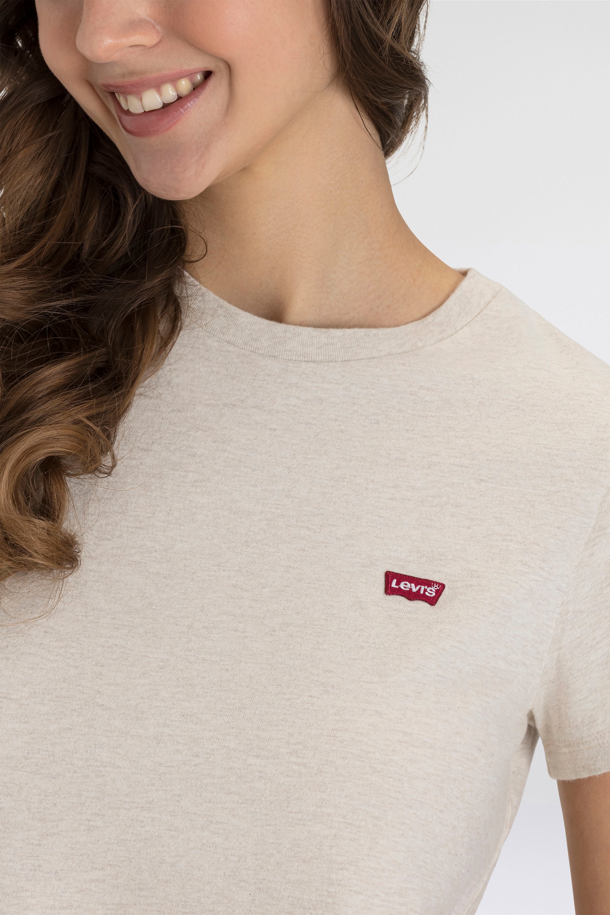 Levi's® T-Shirt »ESSENTIAL HM SS TEE«, Taillierter Schnitt