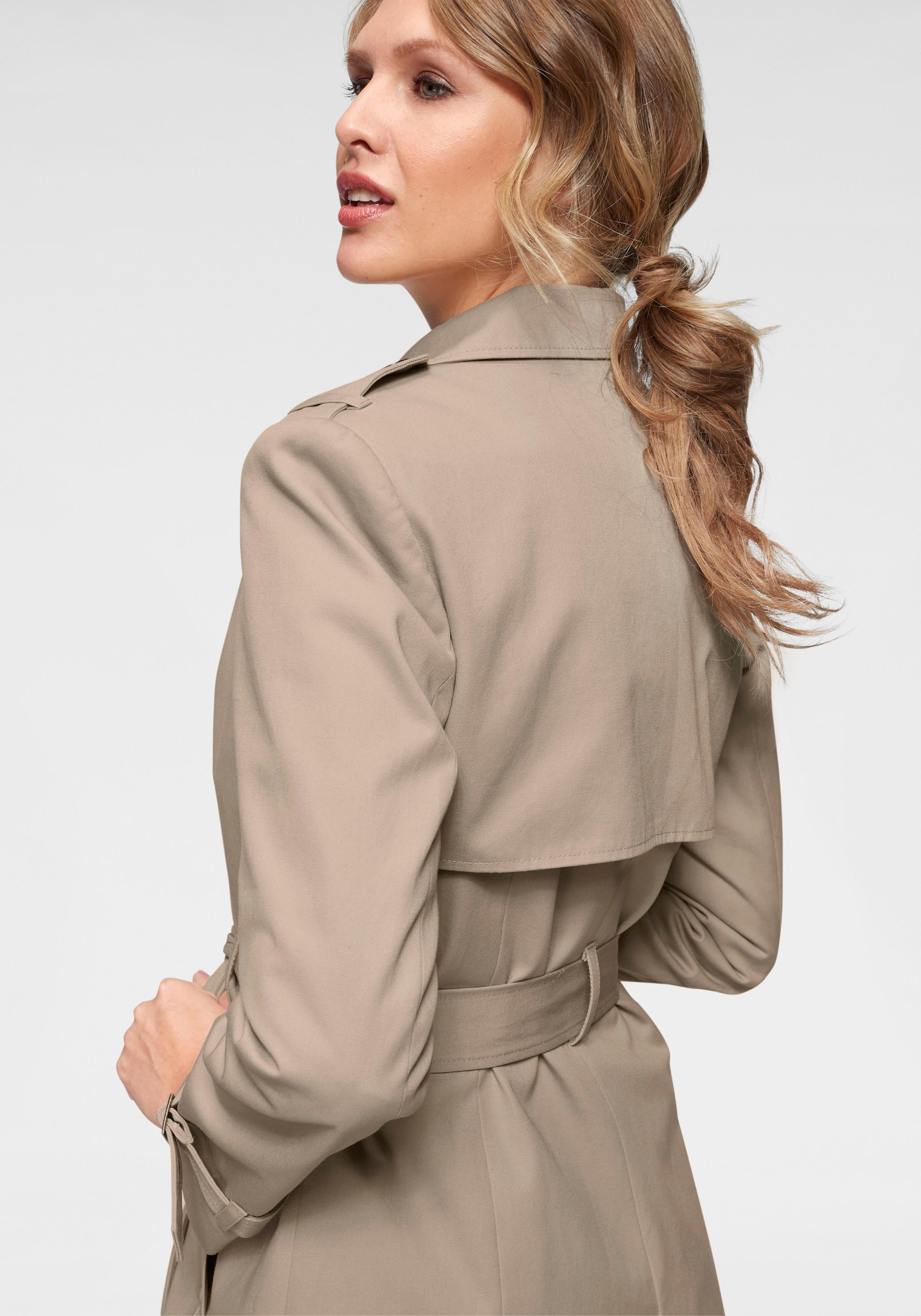 beiger Trenchcoat