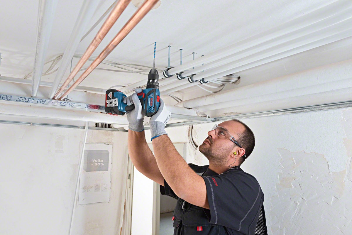 Bosch Professional Akku-Schlagbohrschrauber »GSB 18V-28«, (Set), mit 82-teiliges Zubehör-Set, 2 Akkus 18V/4,0Ah, Ladegerät und L-Case