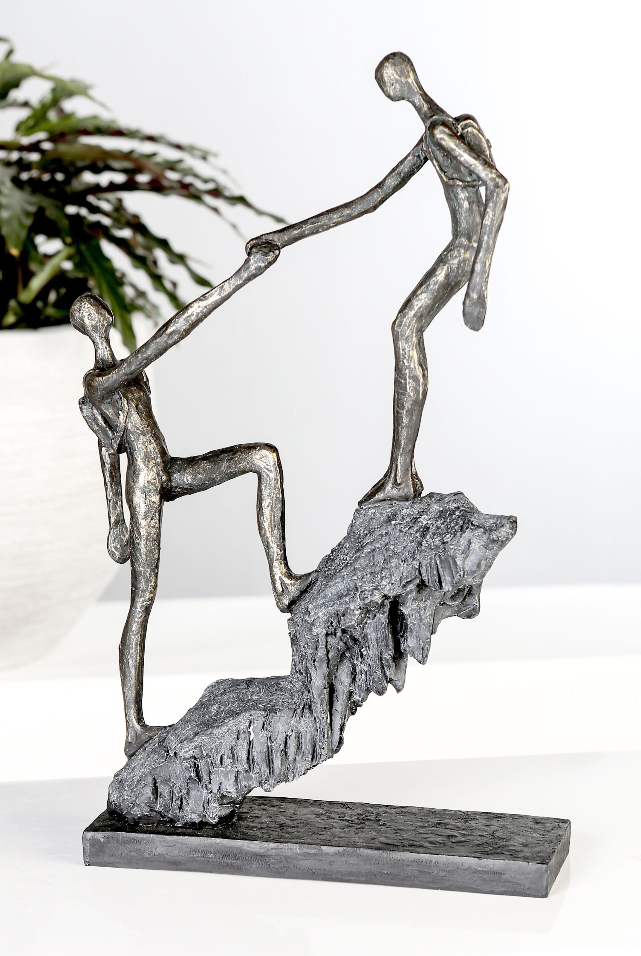 Casablanca by Gilde Dekofigur »Skulptur Ankunft, bronzefarben/grau«, Dekoobjekt, Höhe 42, Wanderer, antikfinish, mit Spruchanhänger, Wohnzimmer