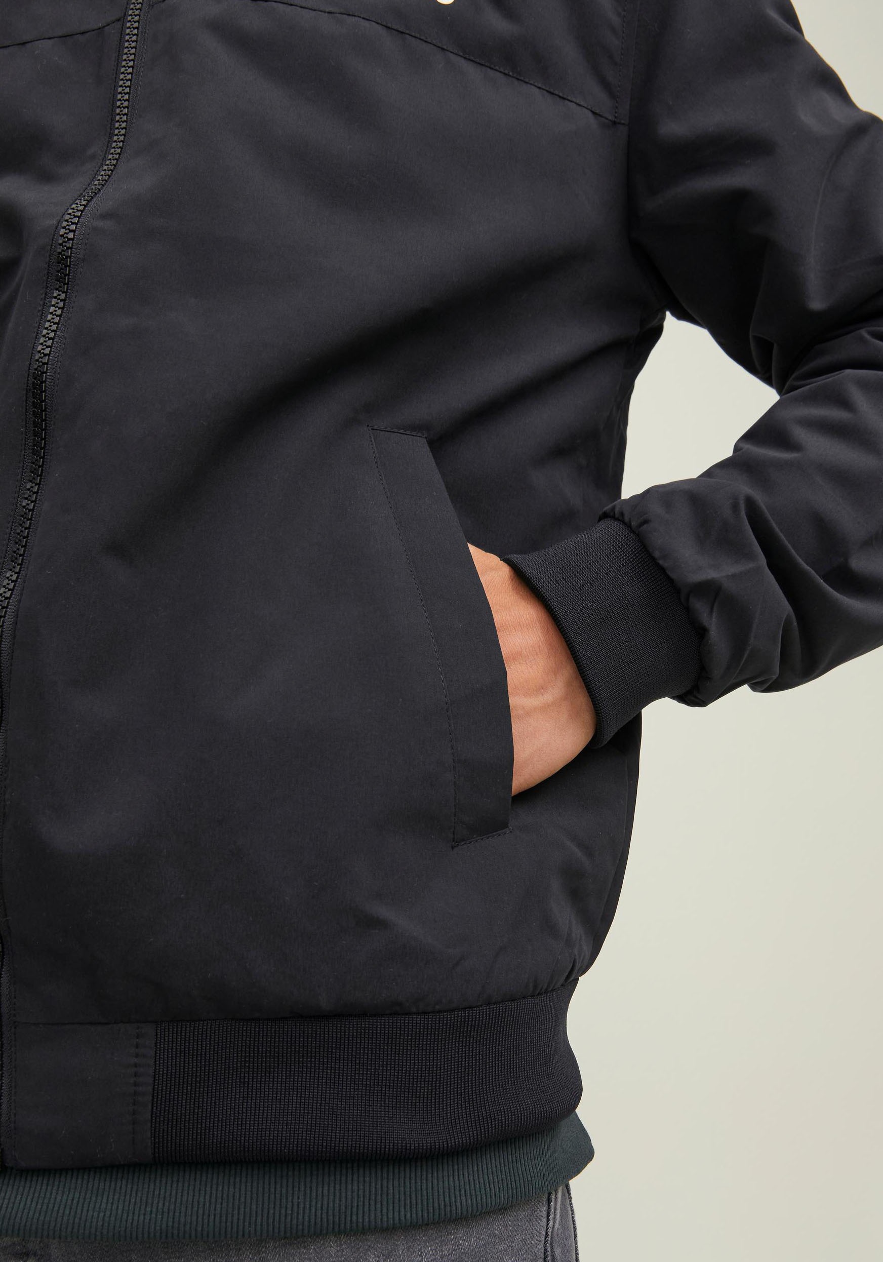 Jack & Jones Windbreaker »RUSH BLOCKING HOOD BOMBER«, mit Kapuze