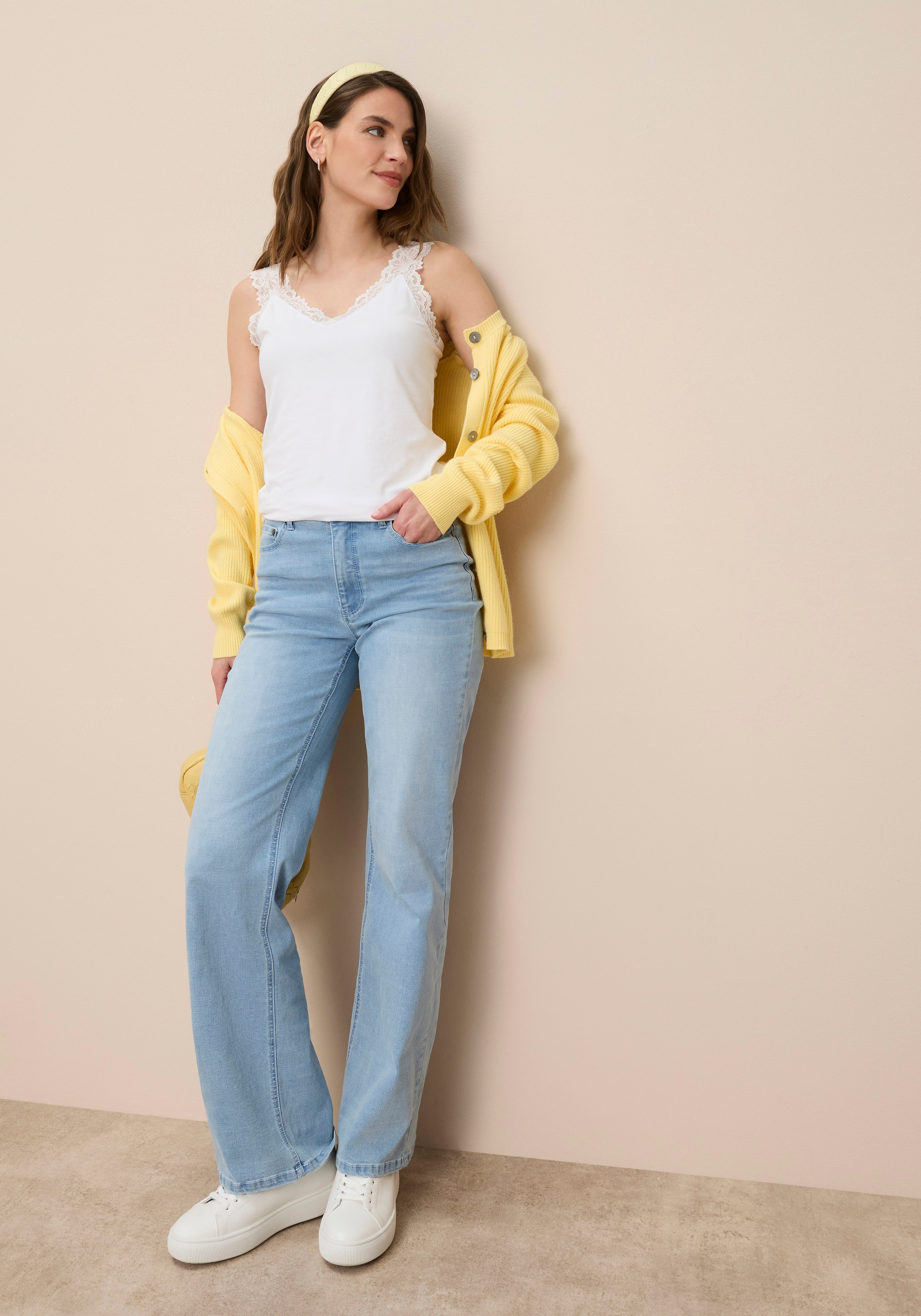 Tamaris Spitzentop mit femininen V-Ausschnitt, figurbetont