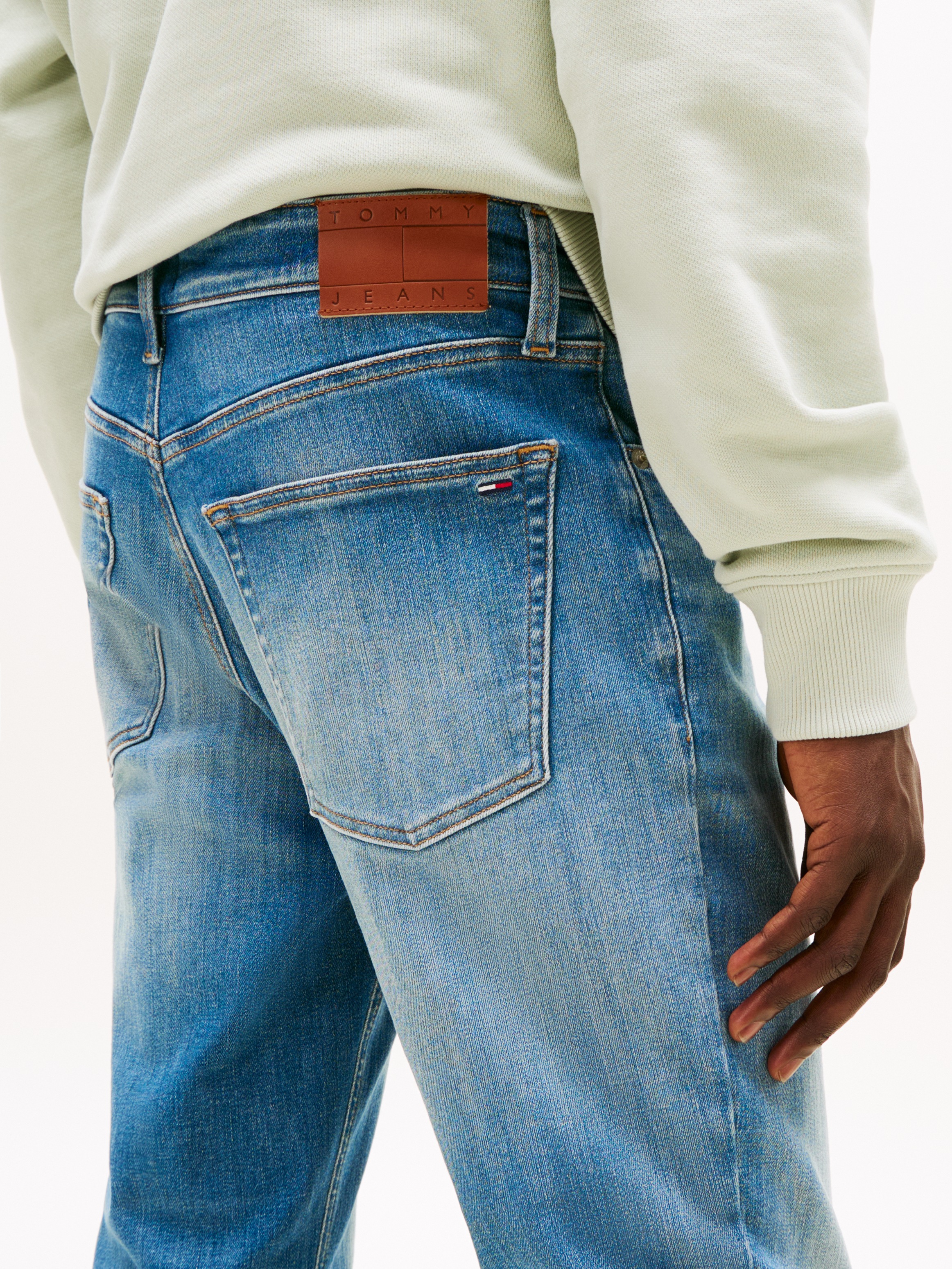 Tommy Jeans Gerade Jeans »SCANTON SLIM BI0234«, Mit Markenlabel aus Leder hinten