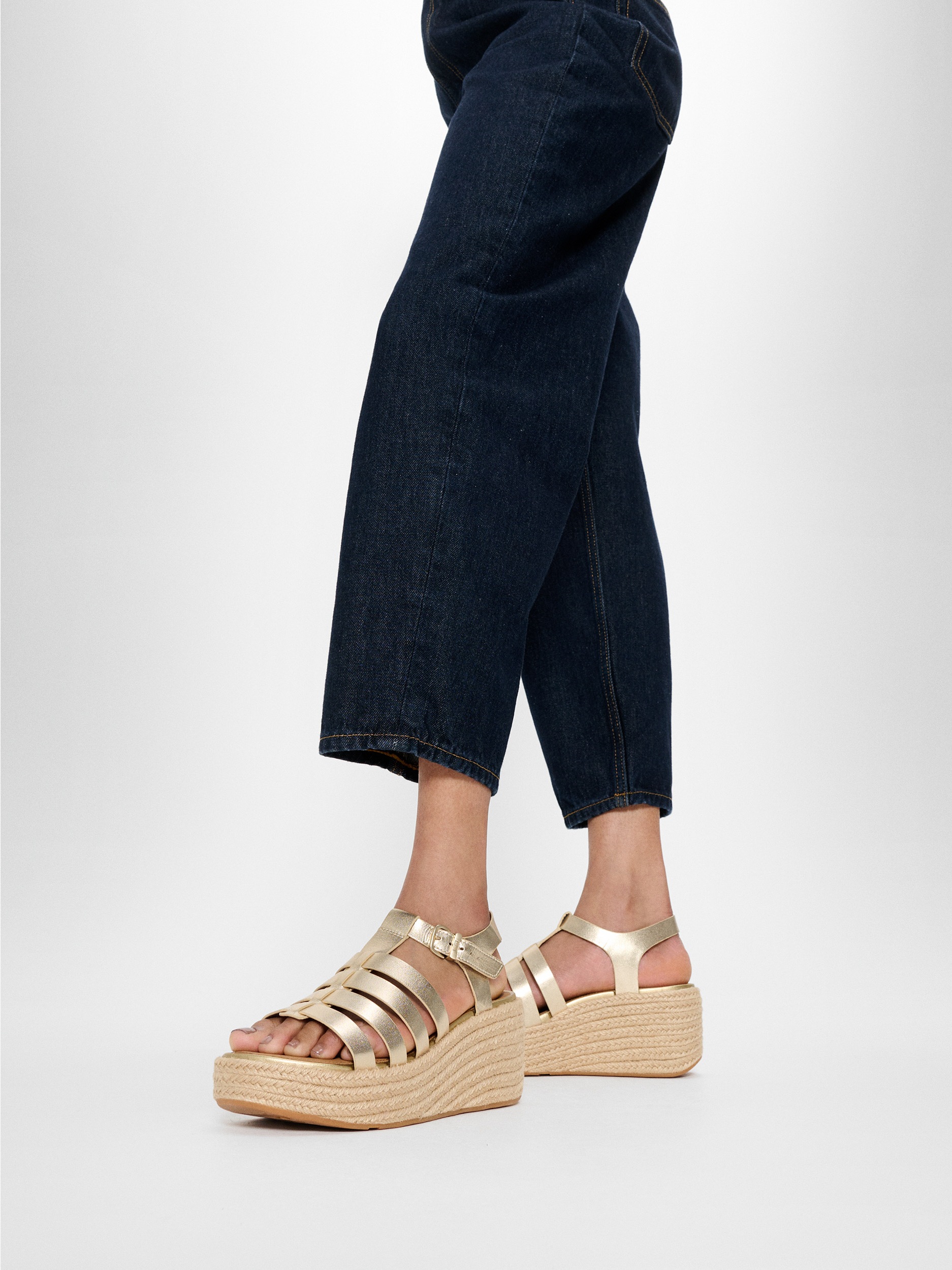 Fitflop Keilsandalette »PLATFFORMS«, Plateau Sandale im schönen Metallic-Look