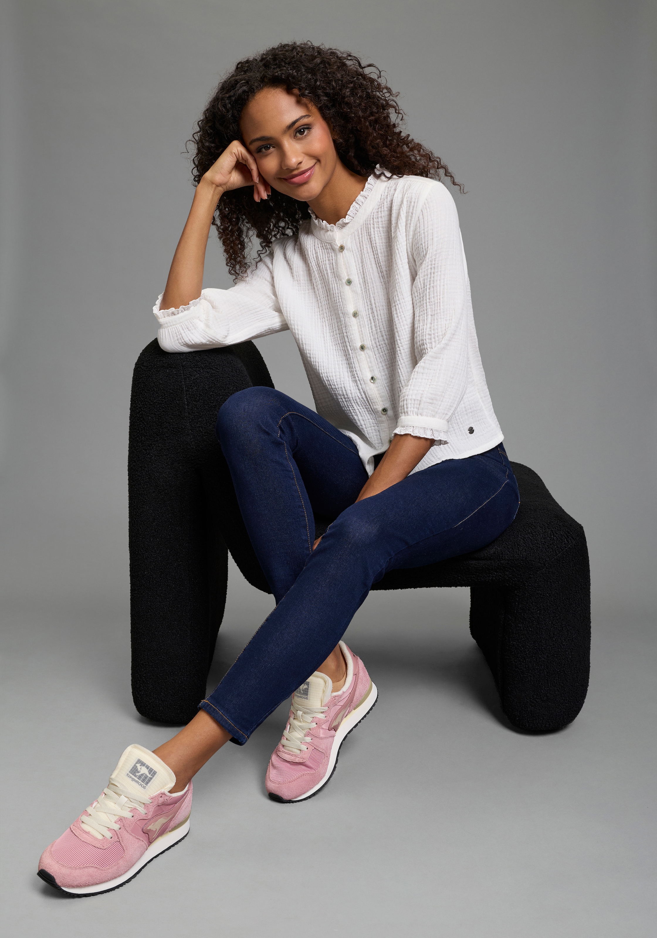 KangaROOS Rüschenbluse hüftlange Bluse, mit 3/4-Ärmeln, mit Rüschen am Ärmelabschluss