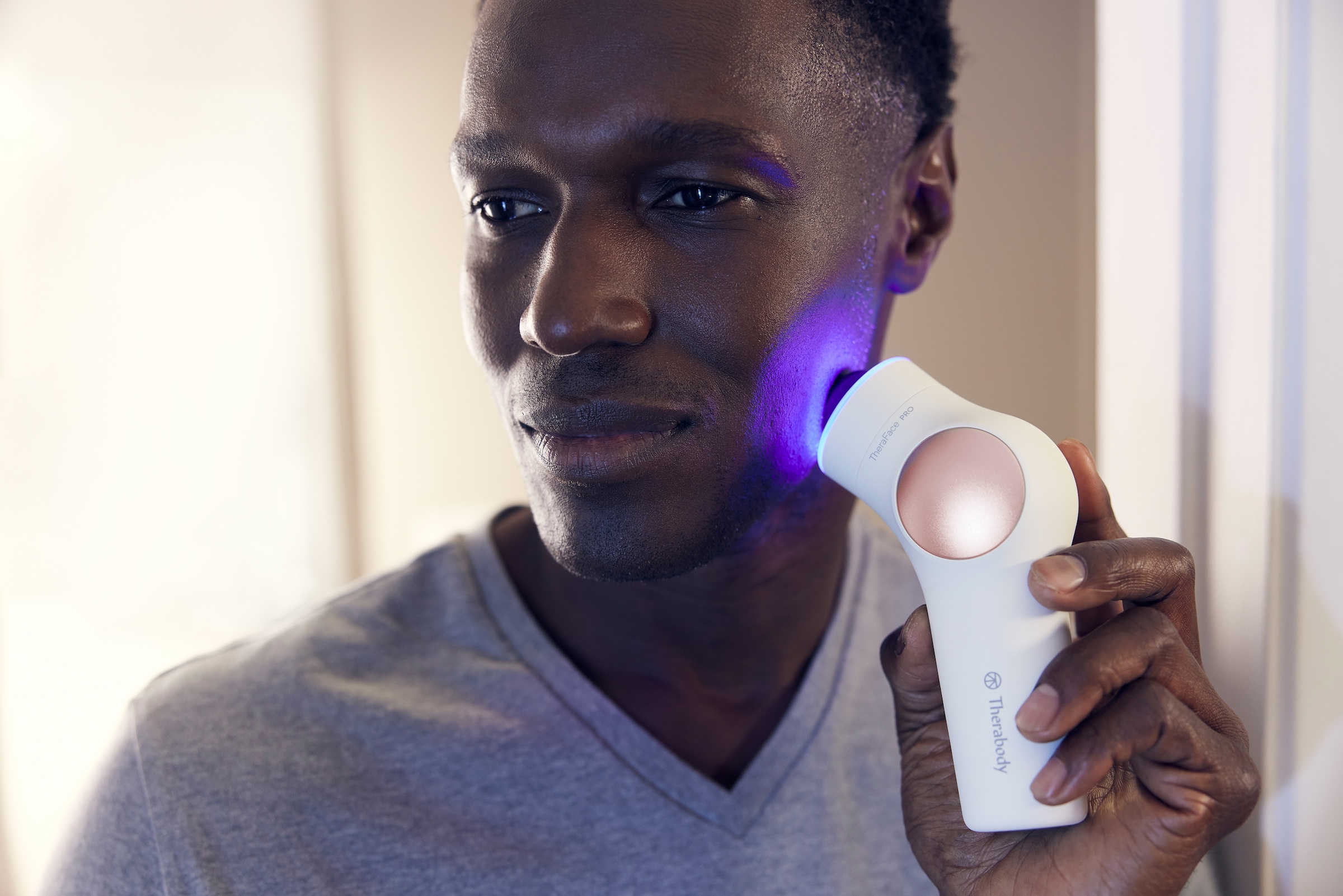 Therabody Massagegerät »TheraFace PRO, preisgekröntes All-in-one-Gerät für die Hautpflege«, Tiefenreinigung, Mikrocurrent, LED-Lichttherapie