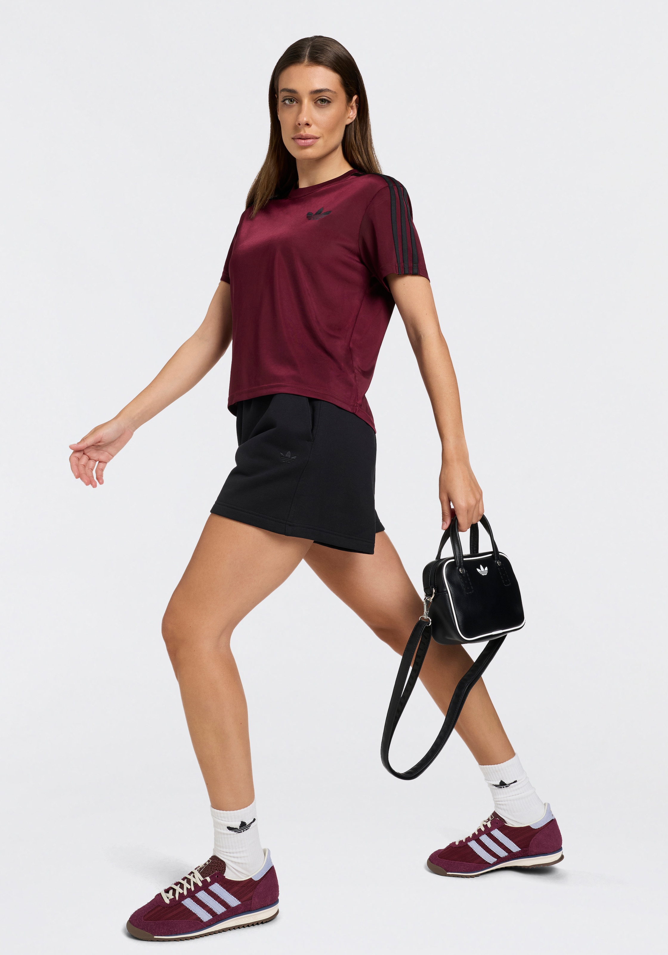 adidas Originals Shorts »ESSENTIALS FLEECE-, LOCKER GESCHNITTEN«  mit engem Schnitt, aus Baumwolle und Polyester