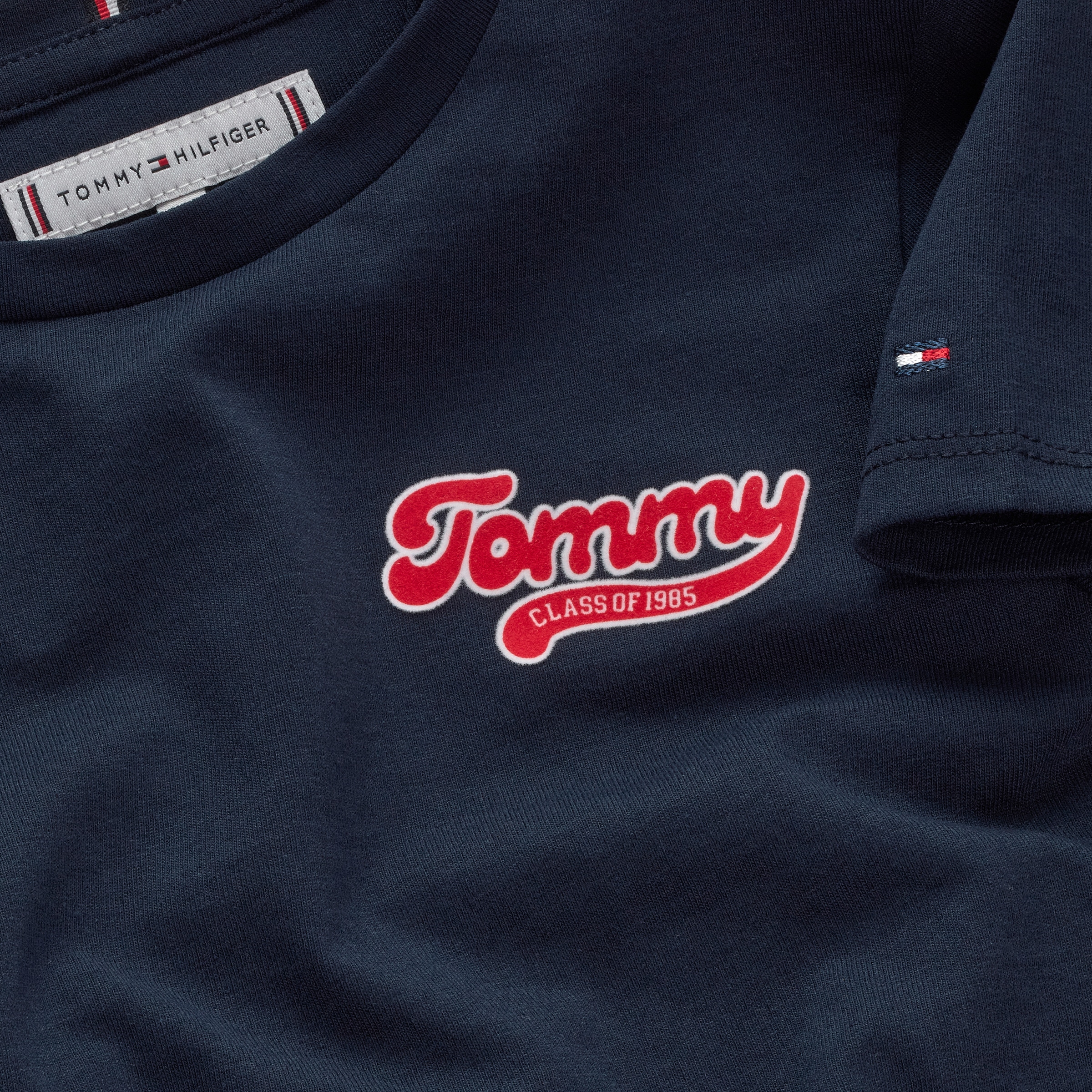 Tommy Hilfiger T-Shirt »TOMMY GRAPHIC FLOCK TEE S/S«, Kinder bis 16 Jahre, Druck