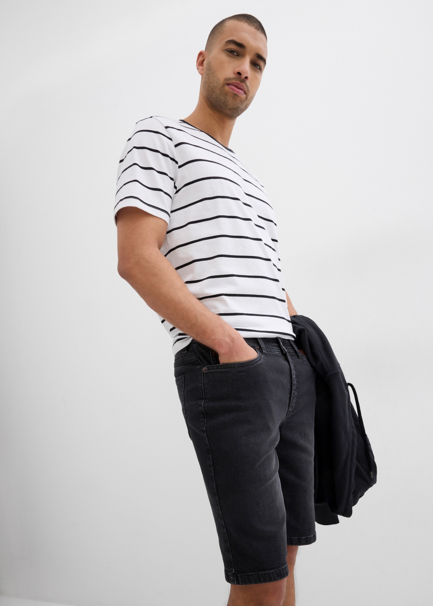 bonprix Jeansbermudas Packung, 2er, 2 mit Elasthan-Anteil, im Straight Fit, mit Used-Effekten, 5-Pocket-Form