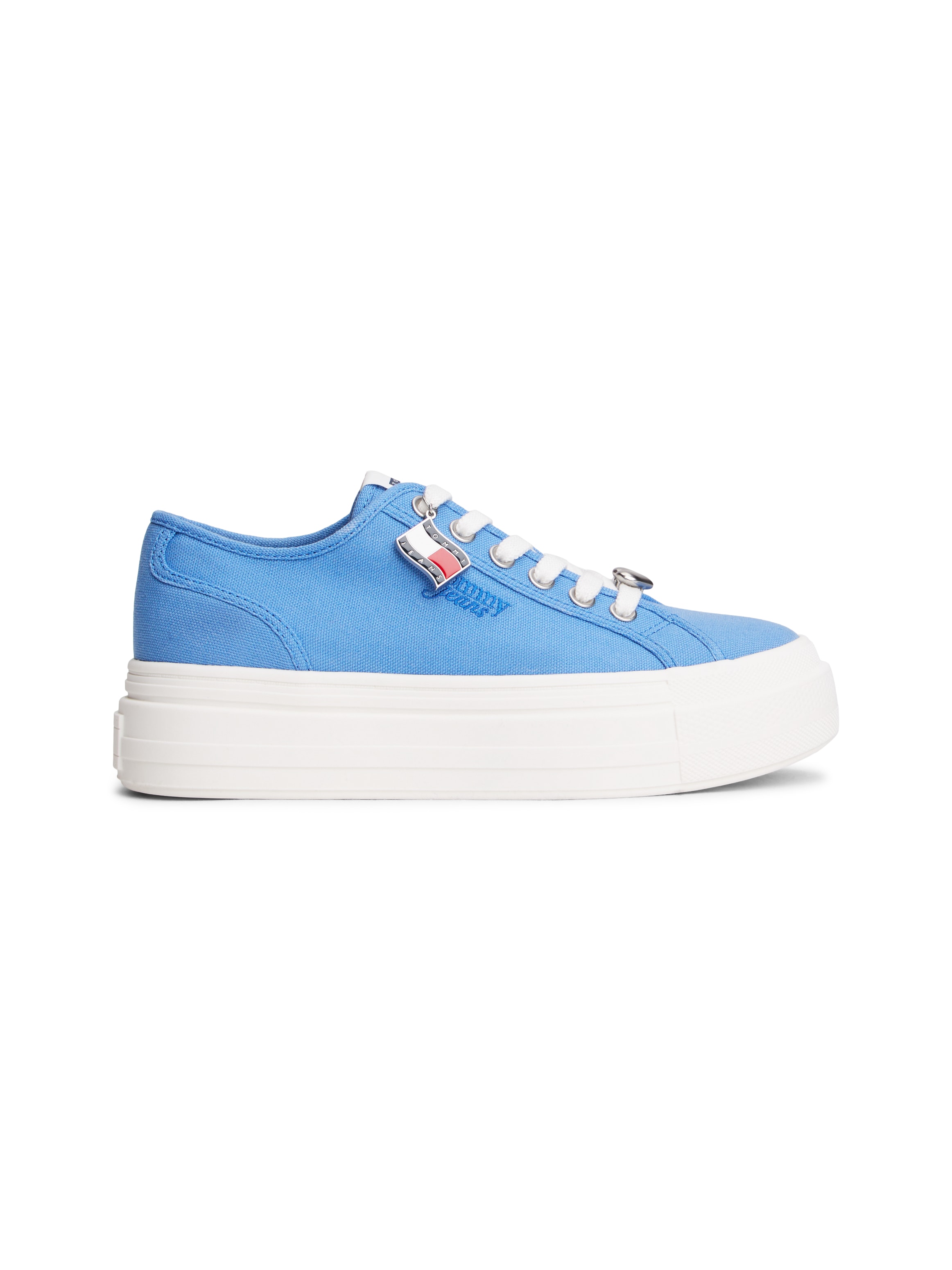 Tommy Jeans Plateausneaker »TJW FLATFORM SNEAKER CHARMS«  Halbschuh, Schnürer, Freizeischuh mit kleiner TJ-Flagge als Anhänger