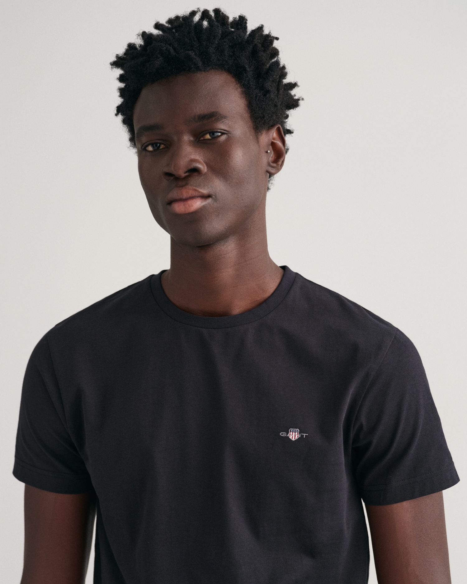 Gant T-Shirt »SLIM SHIELD SS T-SHIRT«, mit Logostickerei auf der Brust