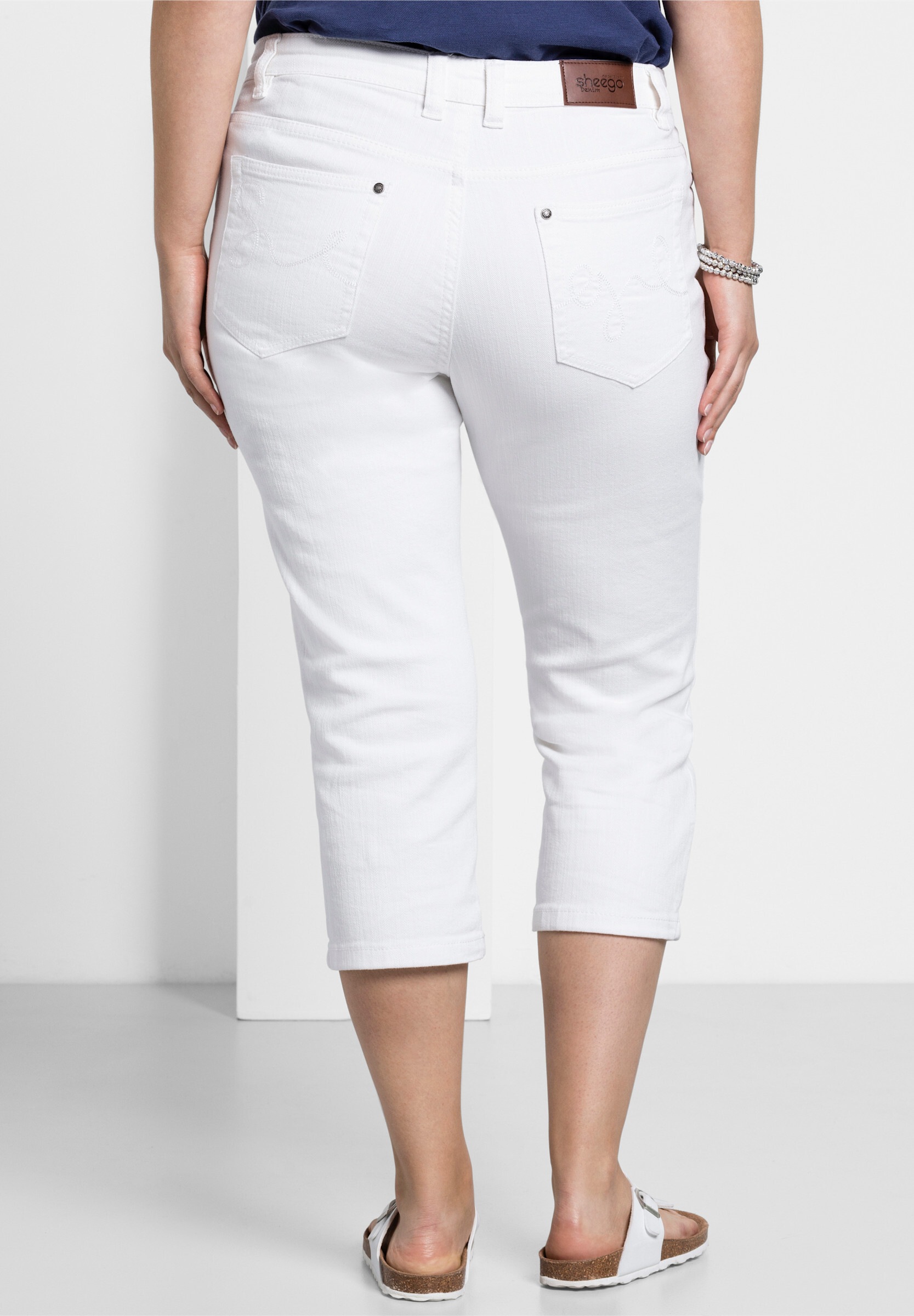 Sheego 5-Pocket-Jeans »Caprijeans Caprijeans mit Krempelfunktion« mit Used-Effekten