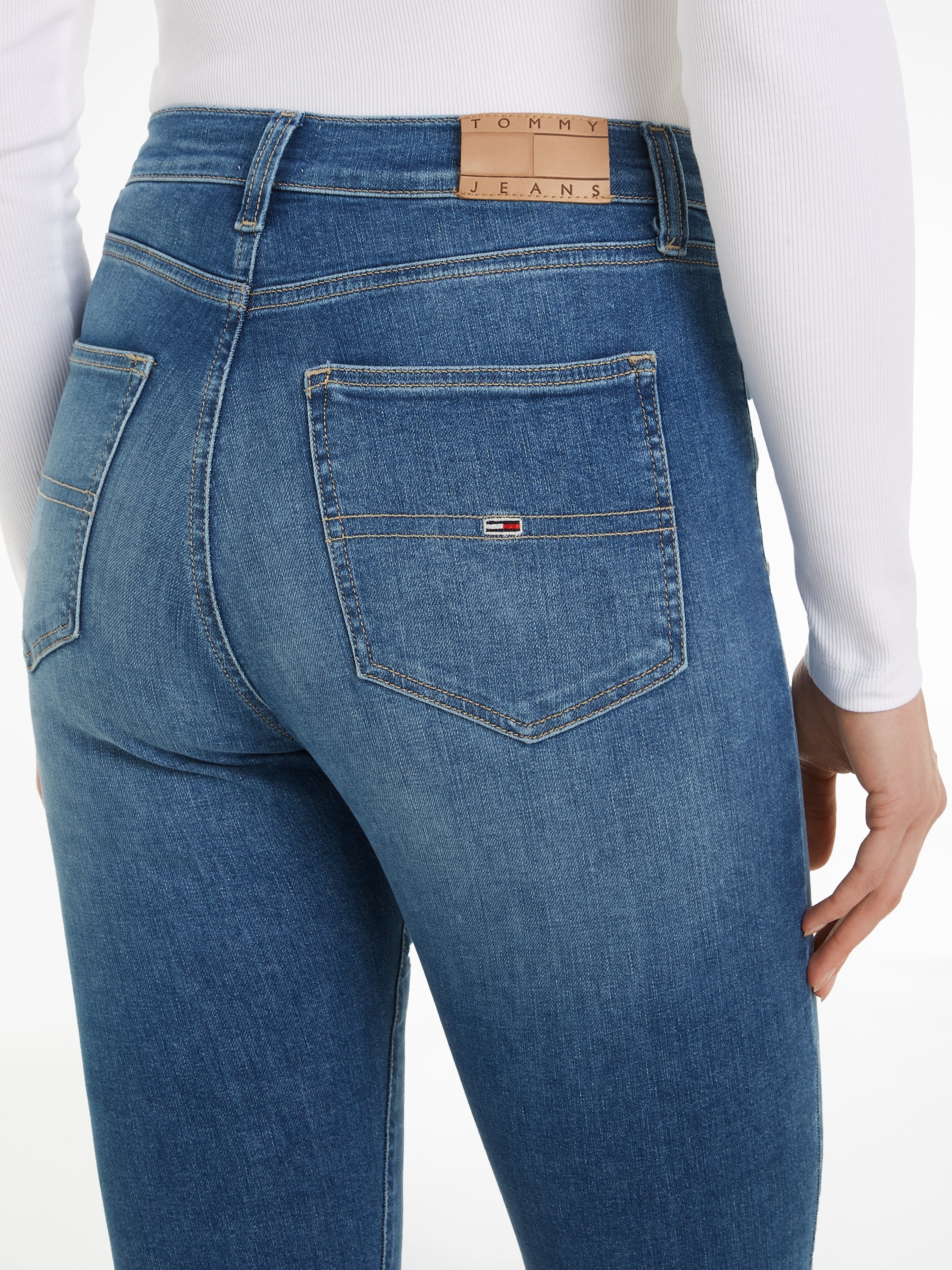Tommy Jeans Bequeme Jeans »Sylvia Skinny Slim Jeans Hohe Leibhöhe«, mit Ledermarkenlabel