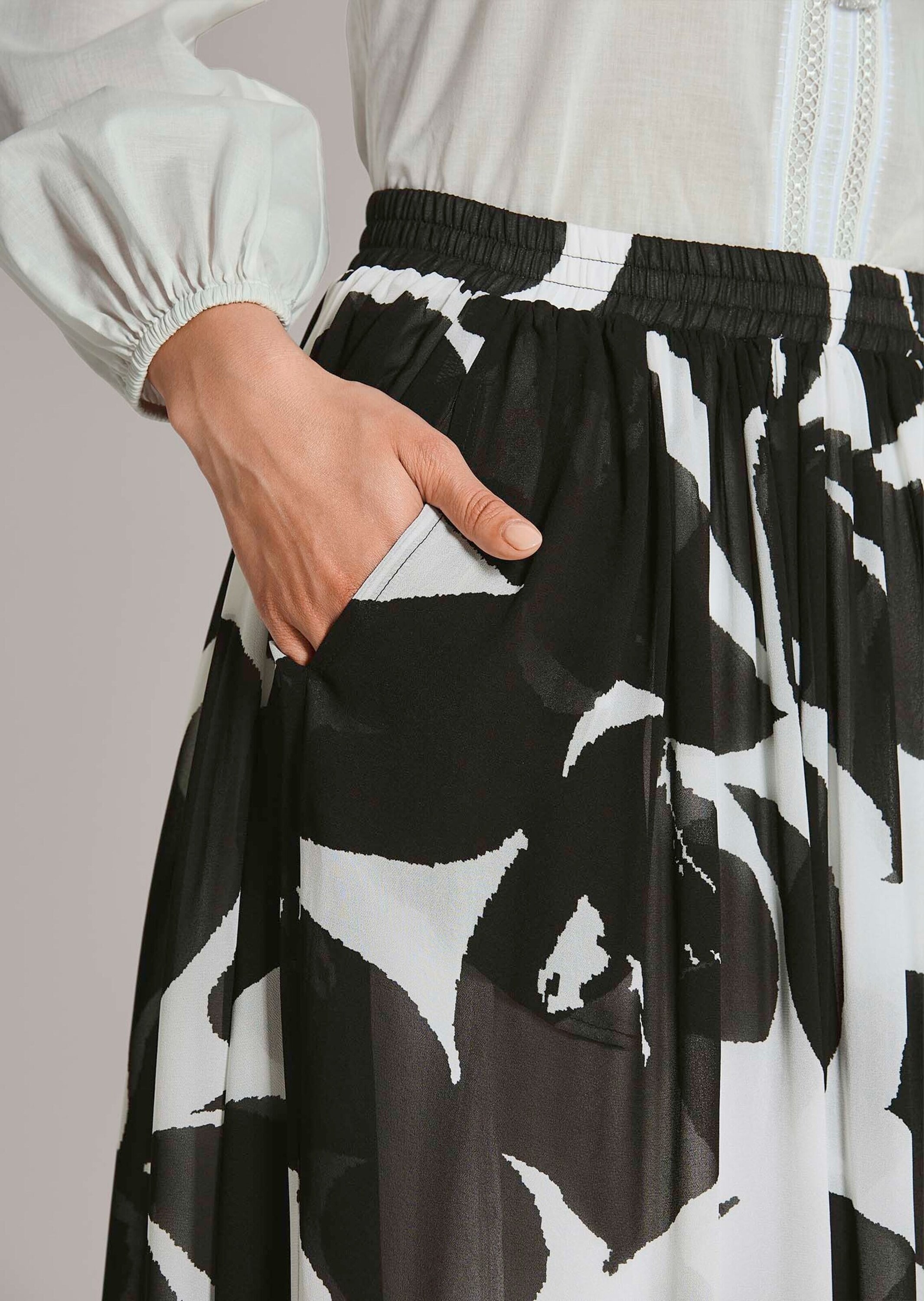 MADELEINE Midirock »Midirock Druckrock mit floralem Muster«