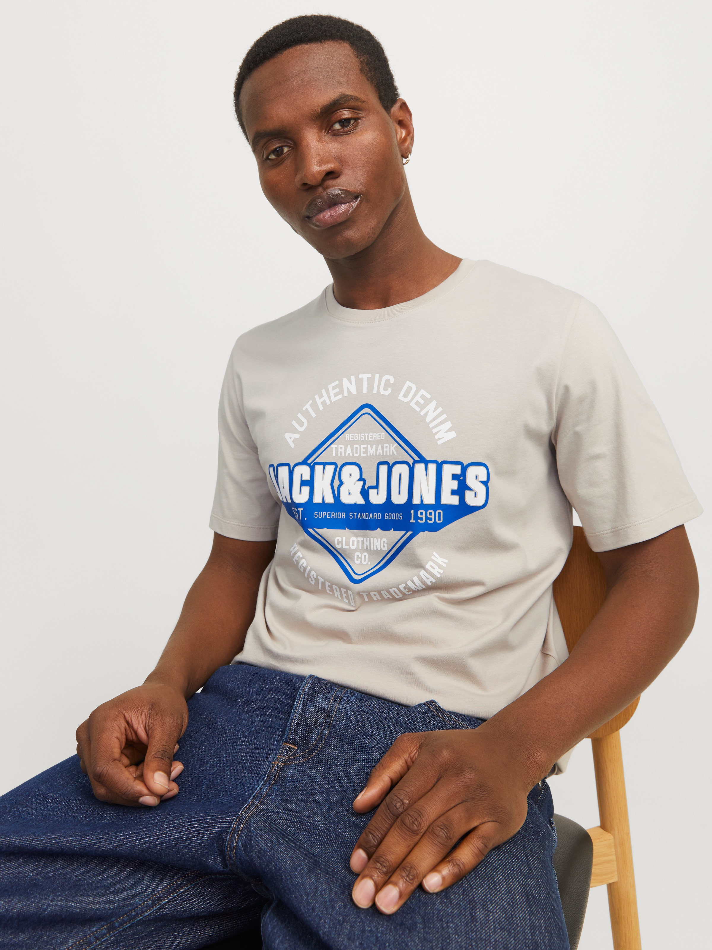 Jack & Jones Rundhalsshirt »JJELOGO TEE SS O-NECK 2 COL SS25 SN«, mit Logo Print