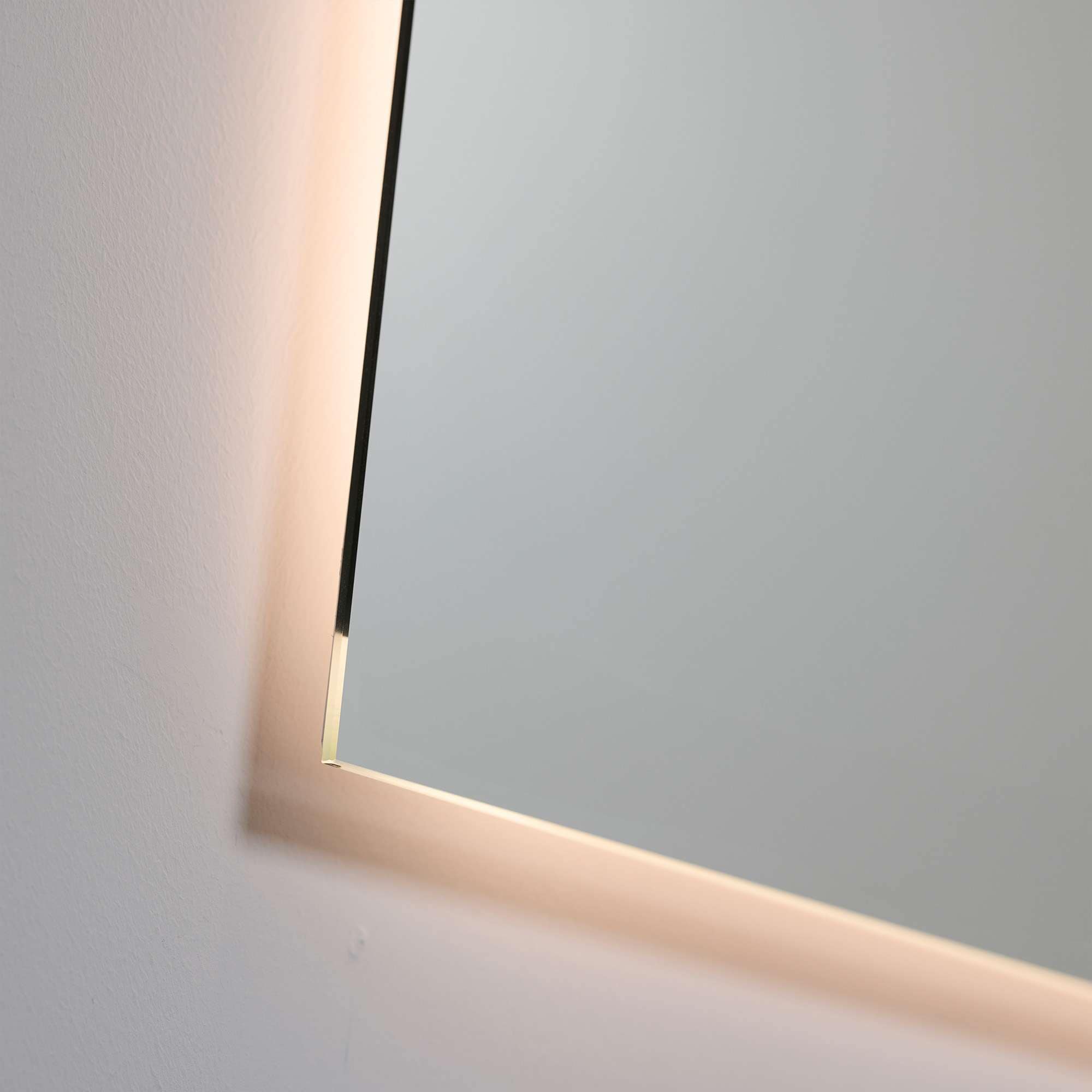 Loevschall LED-Lichtspiegel »Nibe, Spiegel mit LED-Hintergrundbeleuchtung, Quadratischer Spiegel«, Natürliches warmweißes Licht, Einfache Montage, Dänisches Design