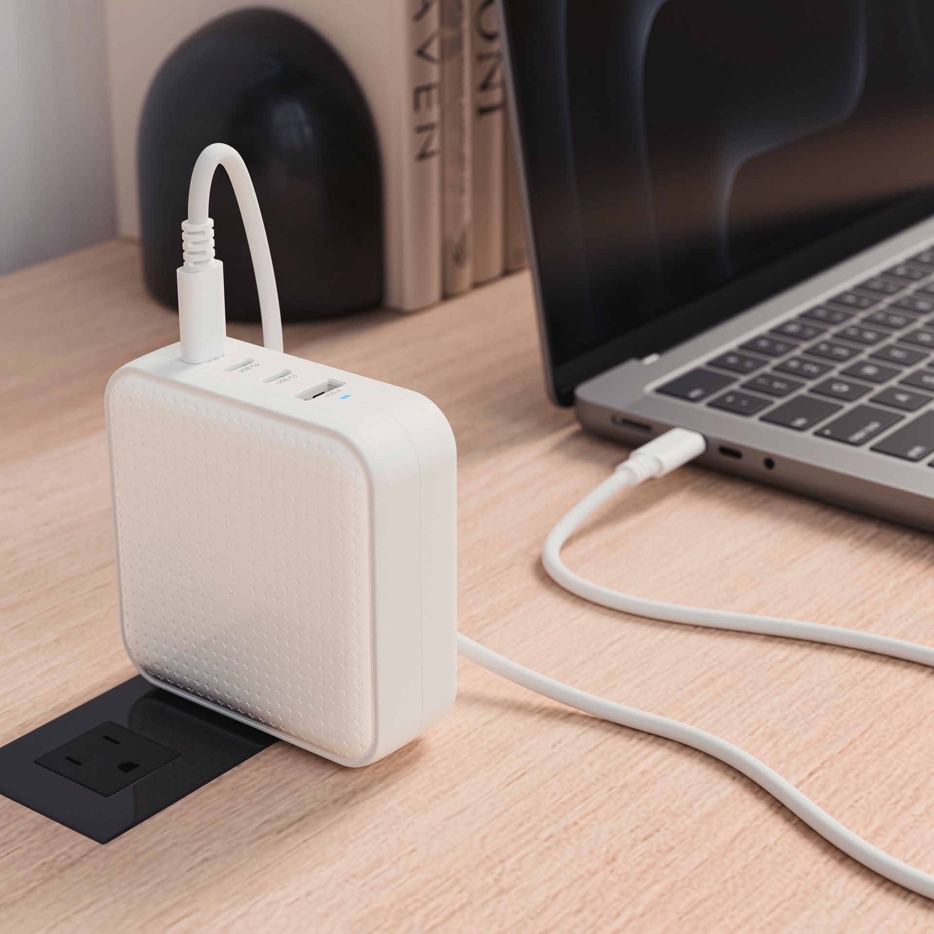 Targus Schnelllade-Gerät »HyperJuice 100W GaN Travel Charger 3x USB-C + 1x USB-A«