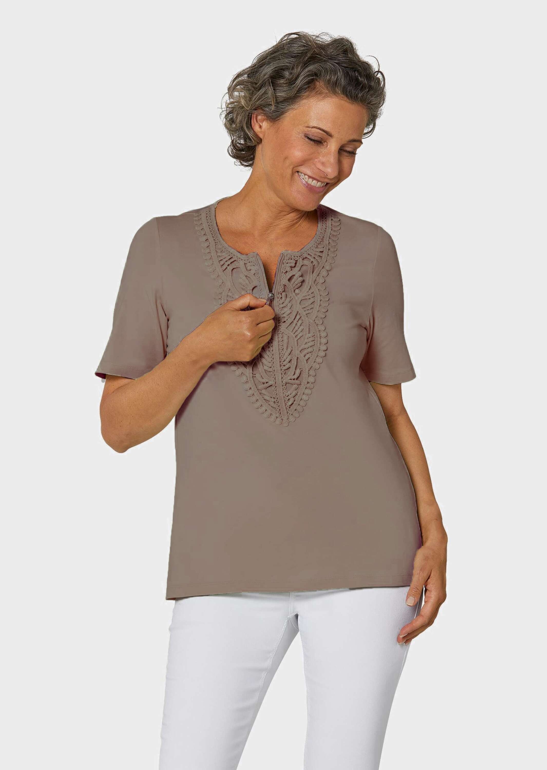 GOLDNER Kurzarmshirt »Kurzgröße Rundhalsshirt mit Häkelspitze«