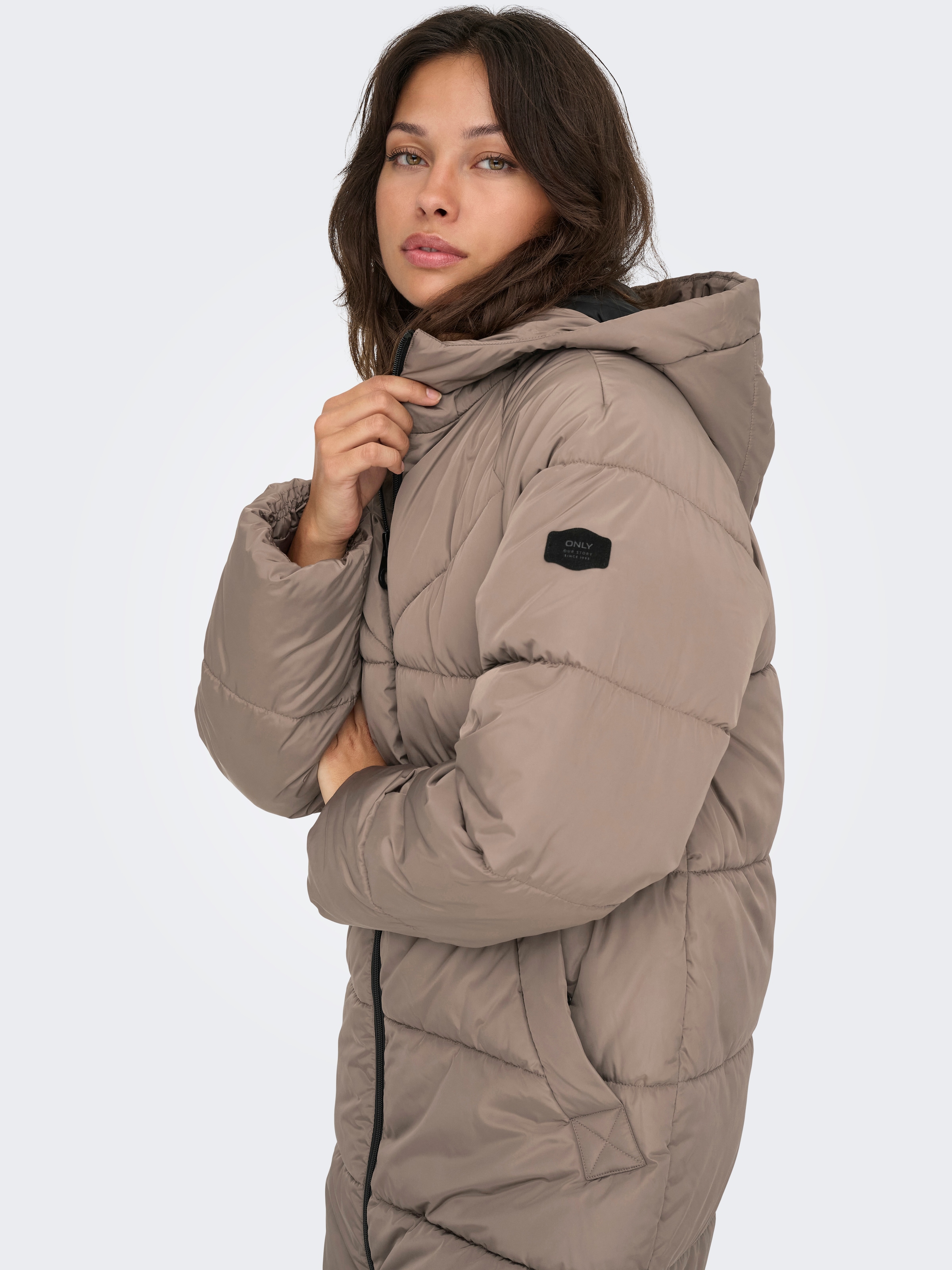 ONLY Steppmantel »ONLAMAND – Langer Puffercoat mit 2-Wege-Reißverschluss« lässig geschnitten, modisch, Steppware, Materialmix, hochschließend